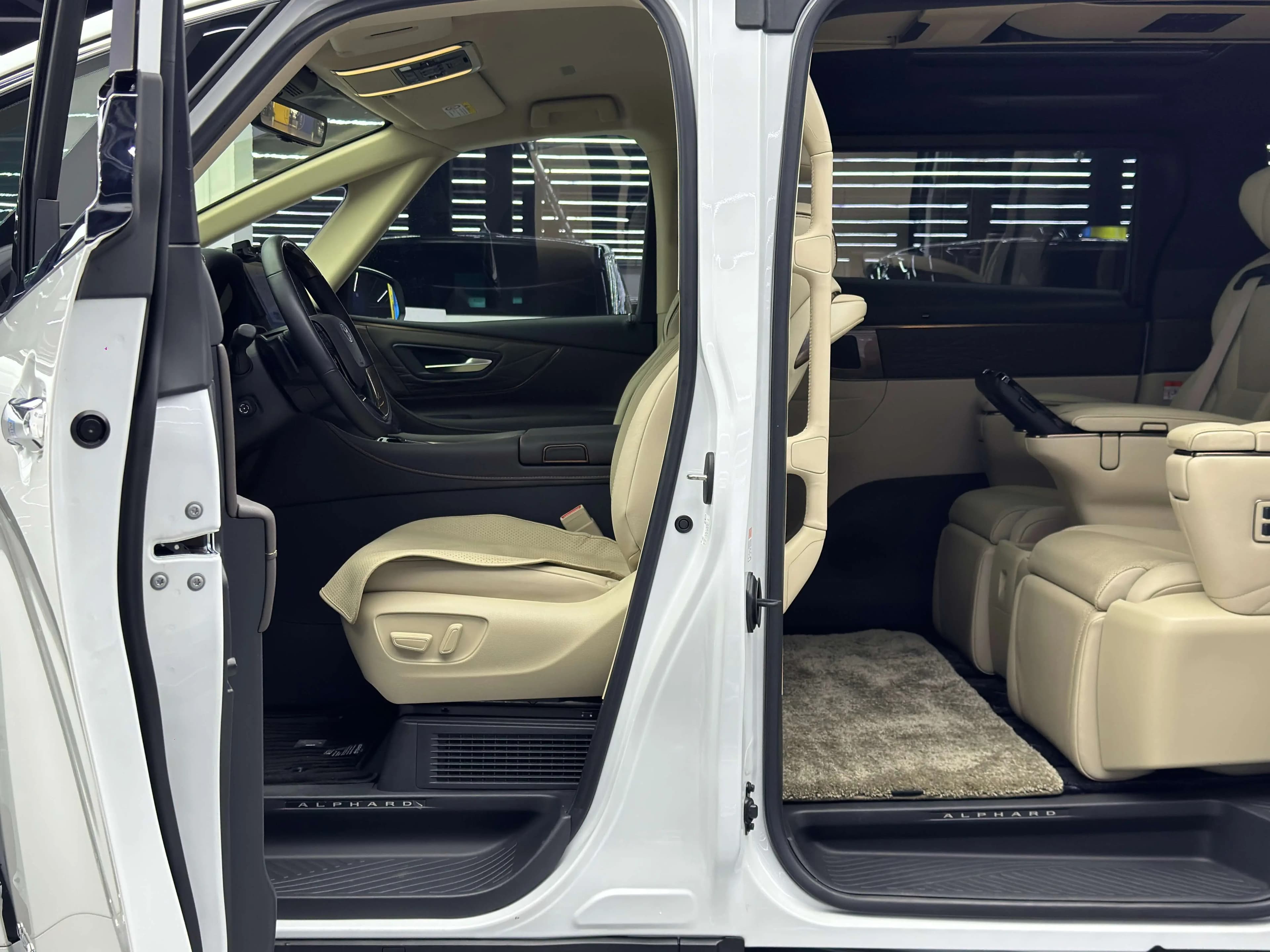 Toyota Alphard 2024 г. 24829 км. — фото 13