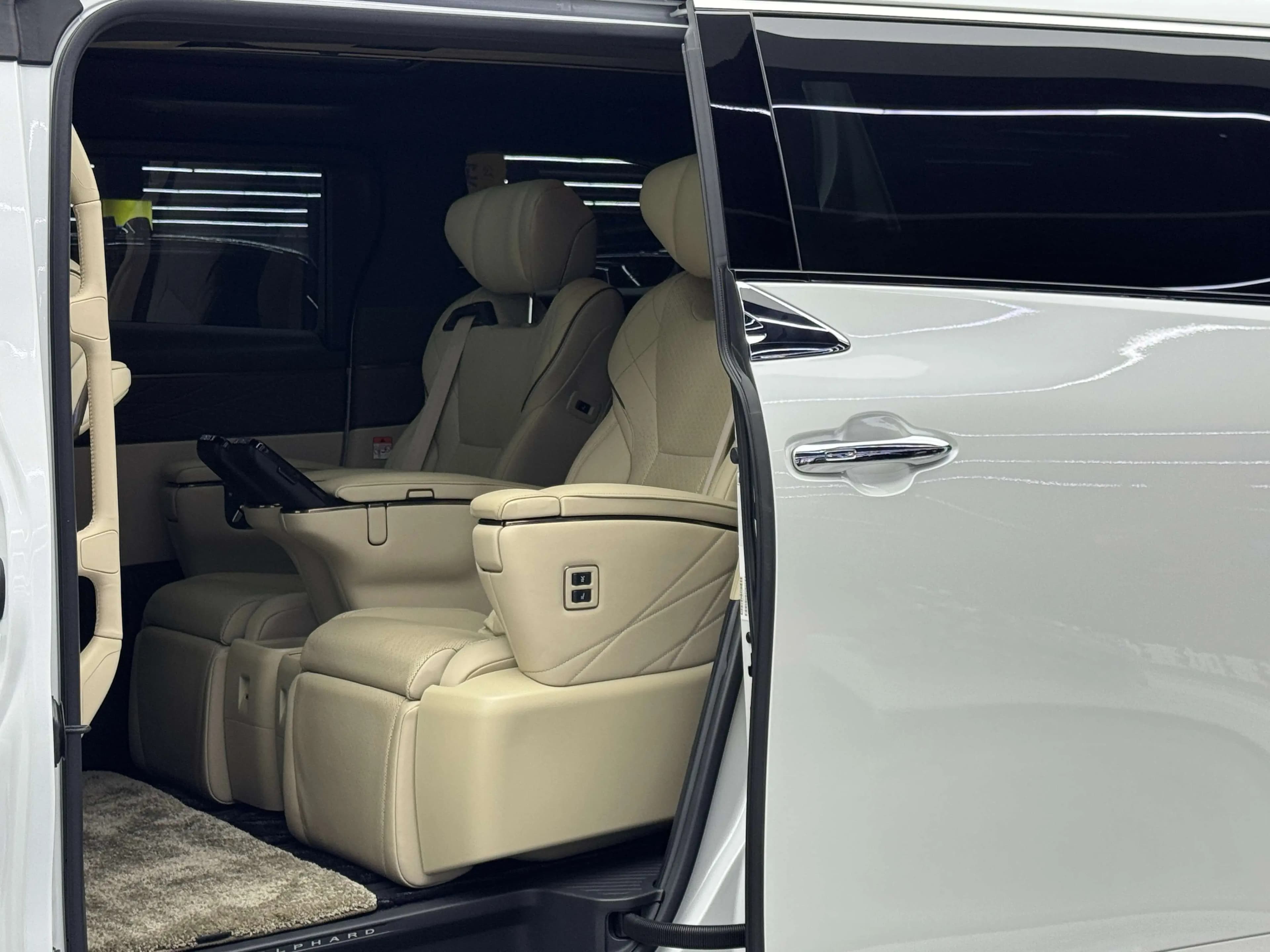 Toyota Alphard 2024 г. 24829 км. — фото 14