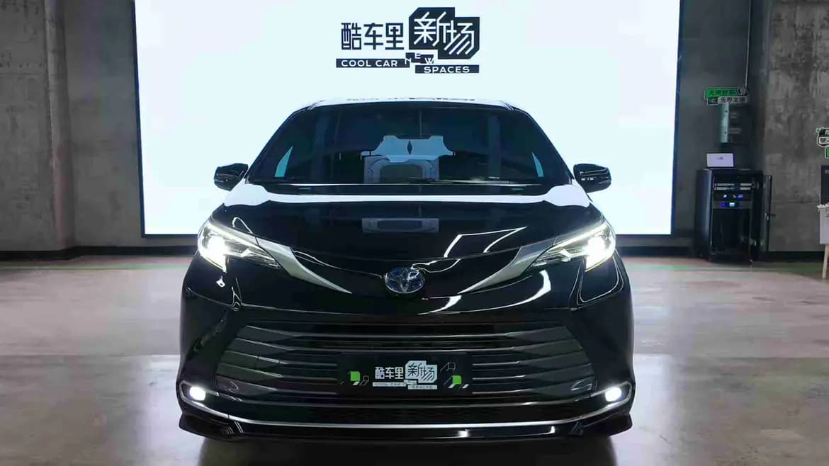 Toyota Sienna 2022 г. 74930 км. — фото 2