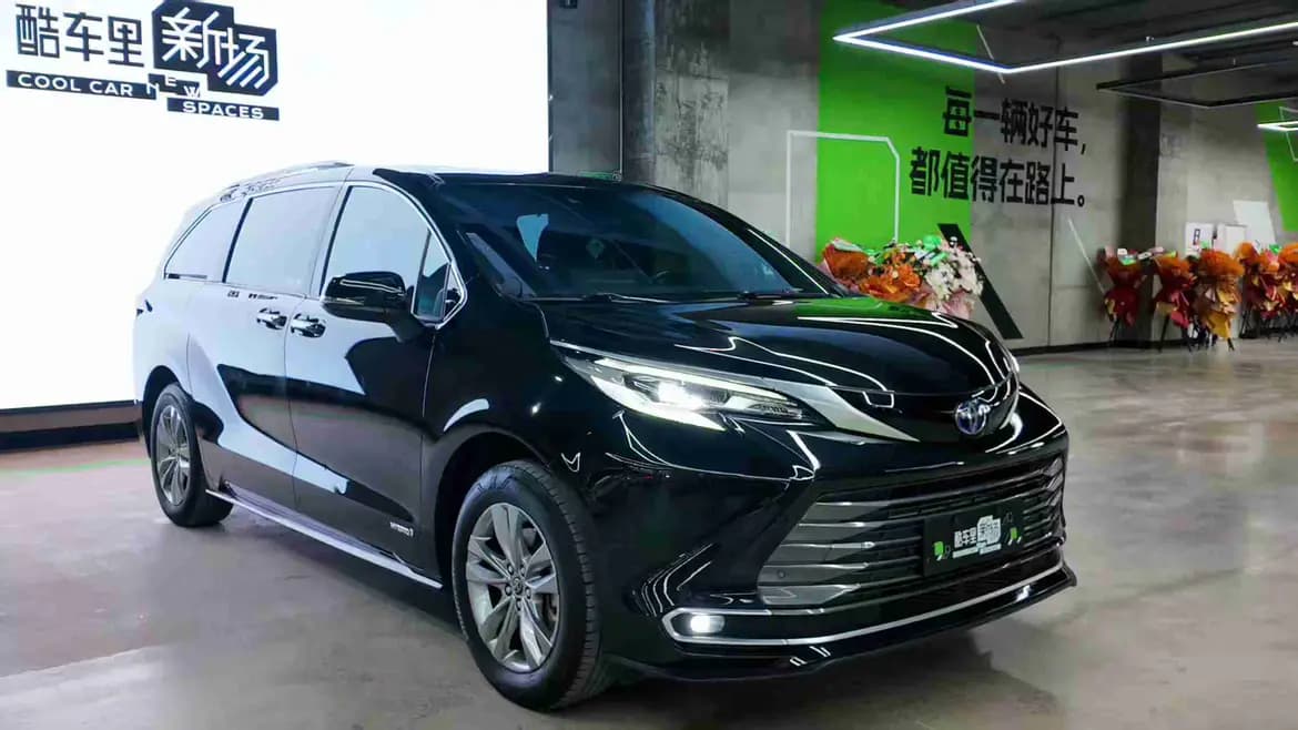 Toyota Sienna 2022 г. 74930 км. — фото 3
