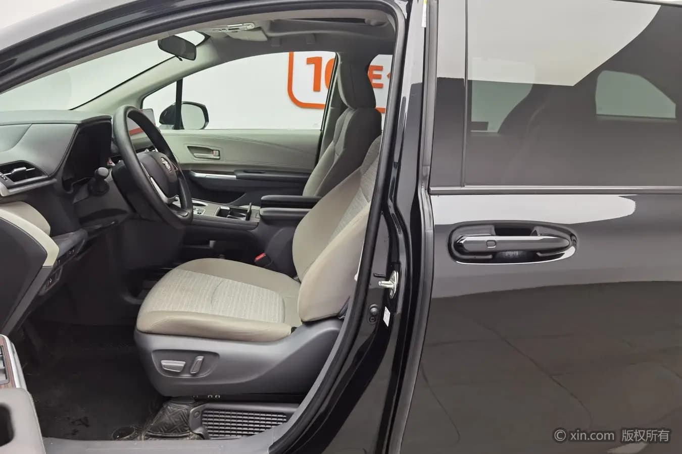 Toyota Sienna 2022 г. 89731 км. — фото 12