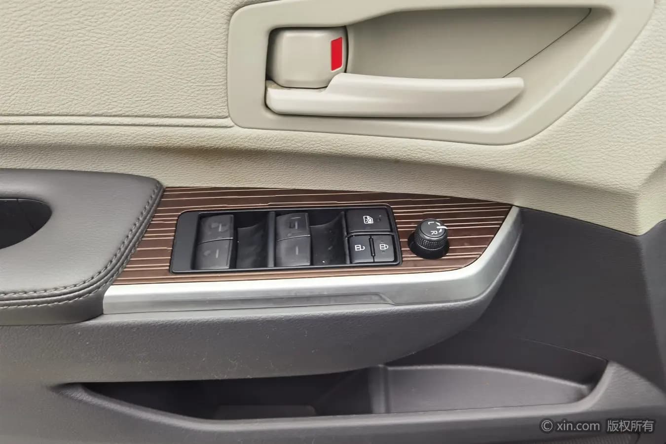 Toyota Sienna 2022 г. 89731 км. — фото 17