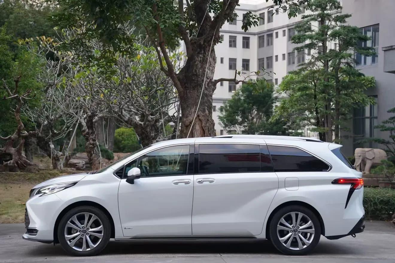Toyota Sienna 2024 г. 22532 км. — фото 4