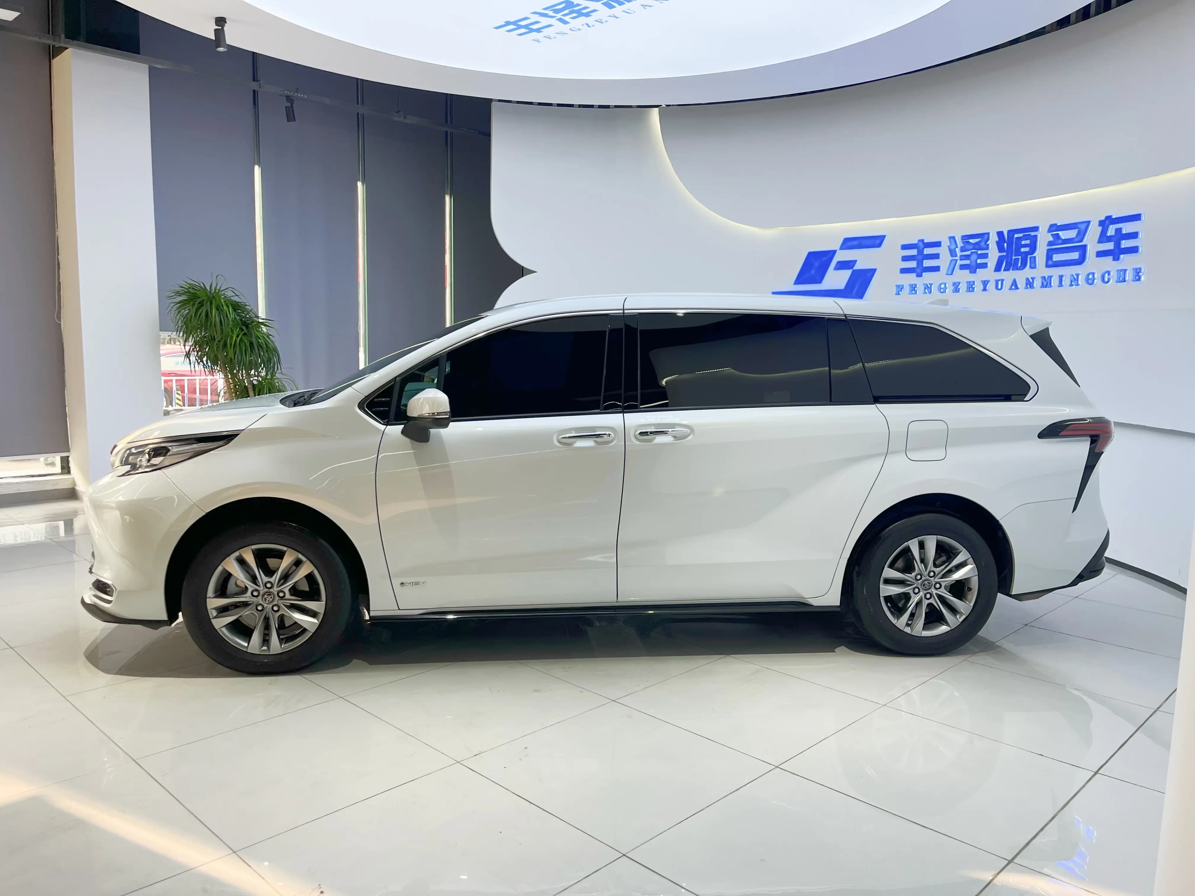 Toyota Sienna 2025 г. 8333 км. — фото 2