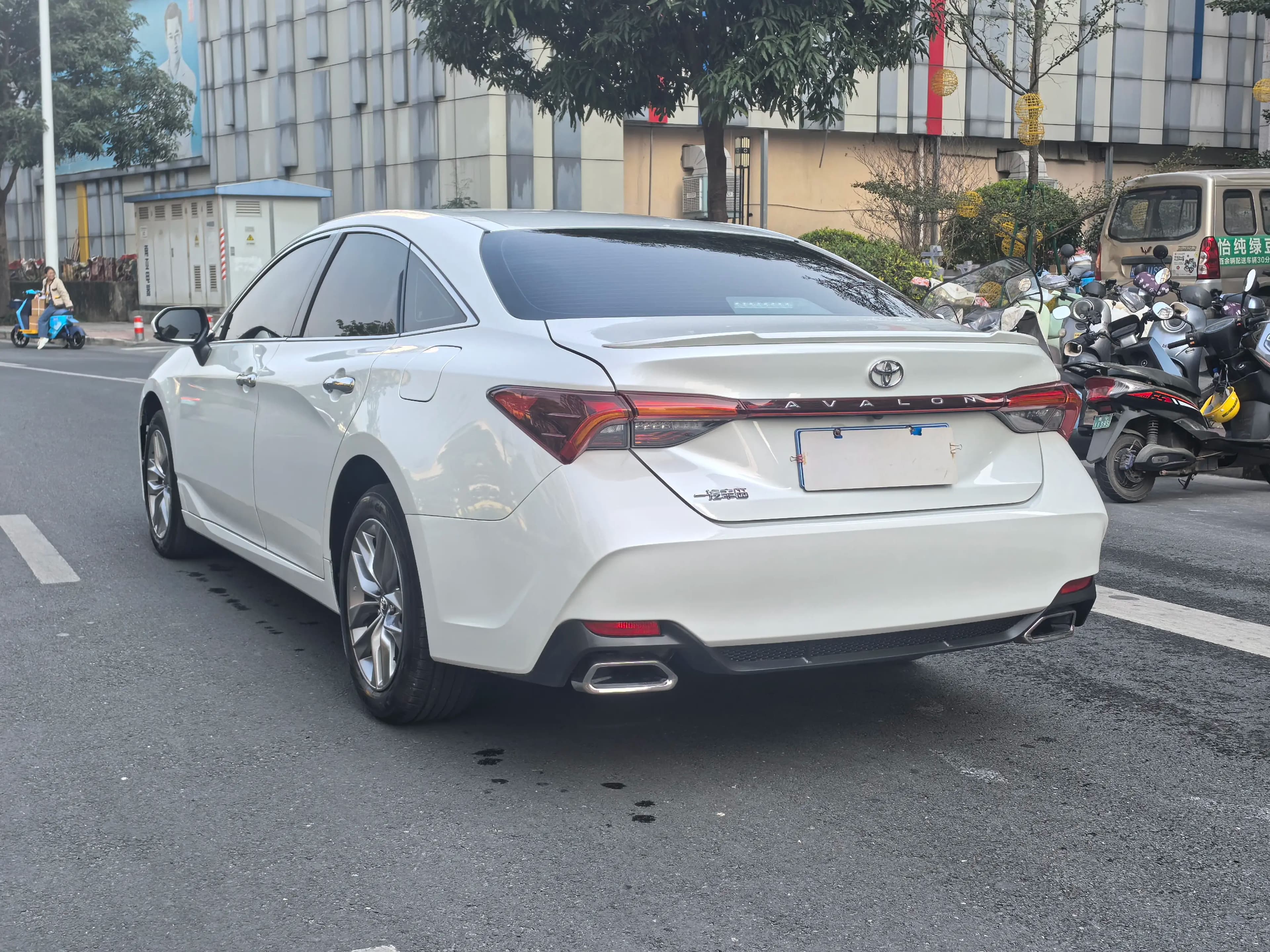 Toyota Avalon 2022 г. 62099 км. — фото 2
