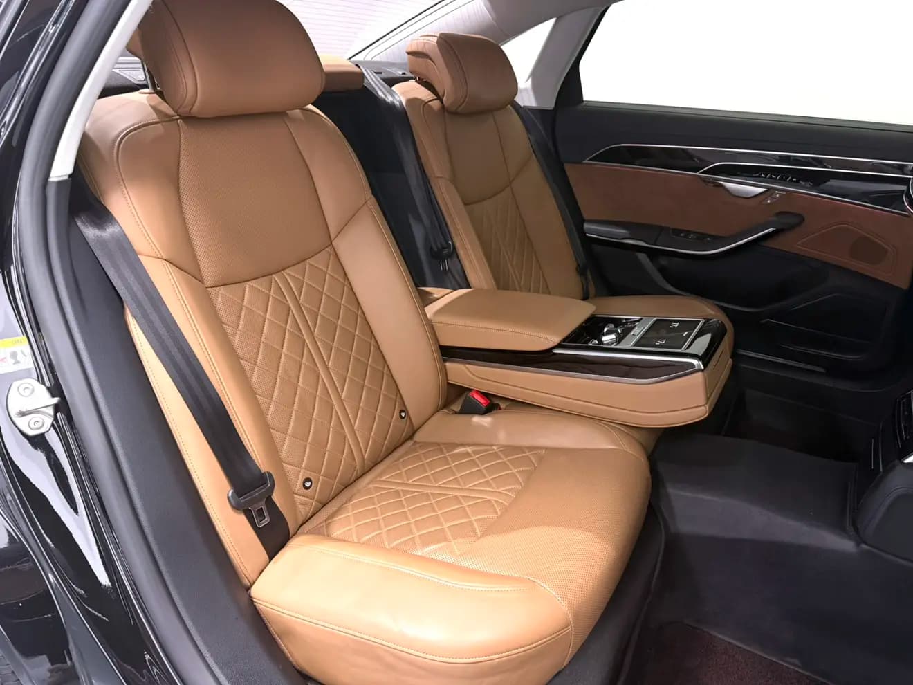 Audi A8 PHEV 2022 г. 44015 км. — фото 18