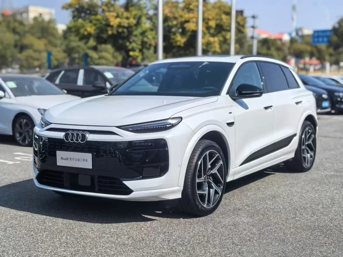 Audi Q6L e-tron 2025 г. 2531 км.