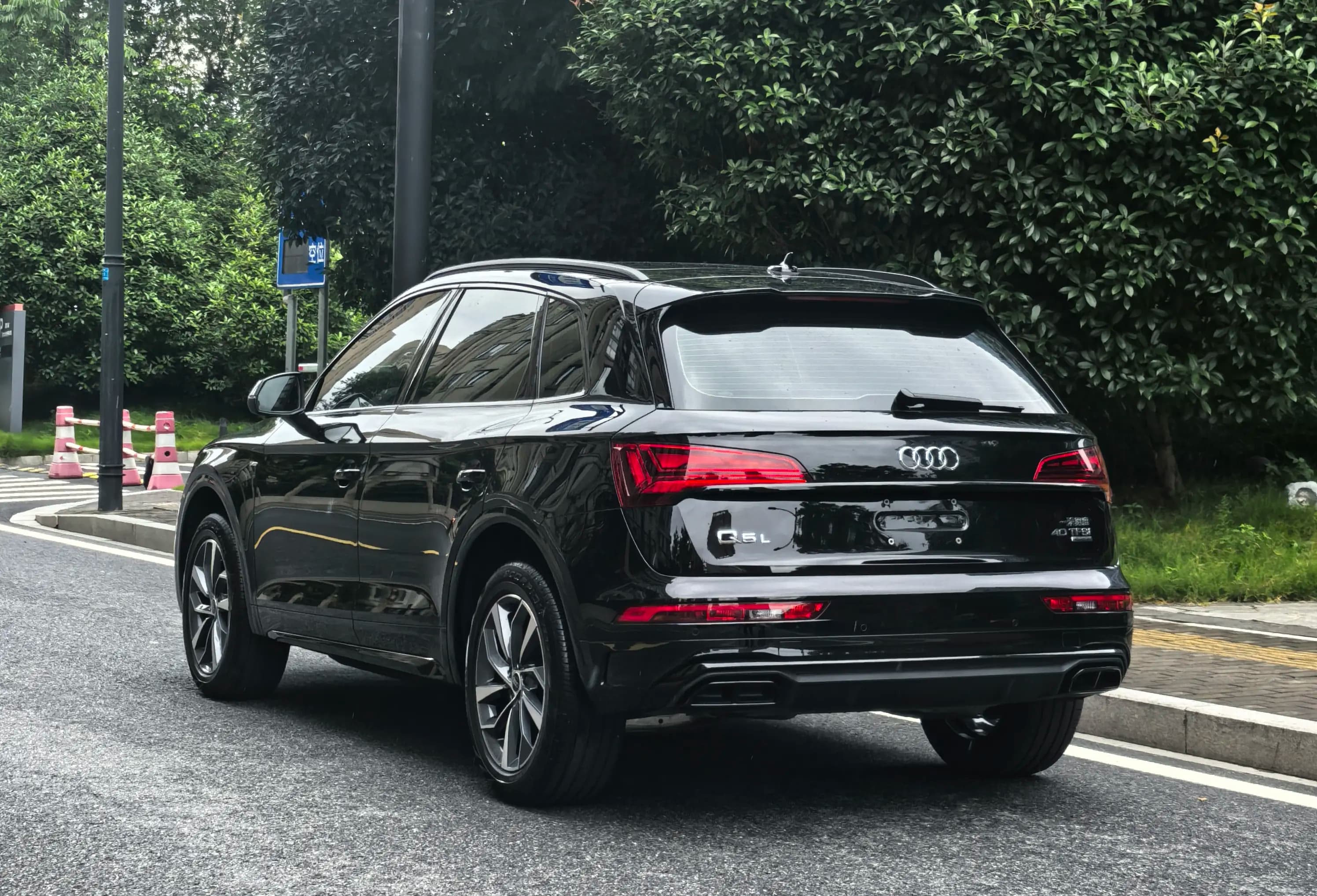 Audi Q5L 2023 г. 27095 км. — фото 2