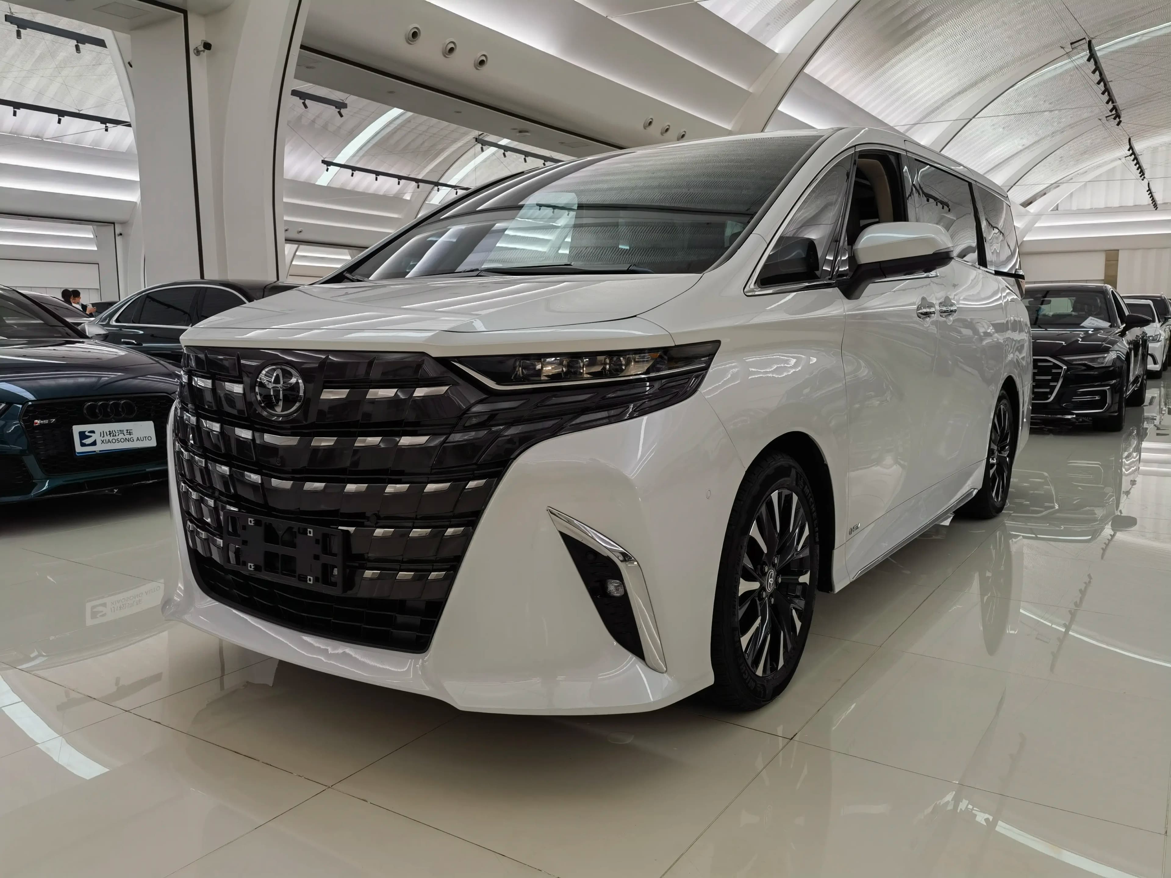 Toyota Alphard 2025 г. 21234 км.