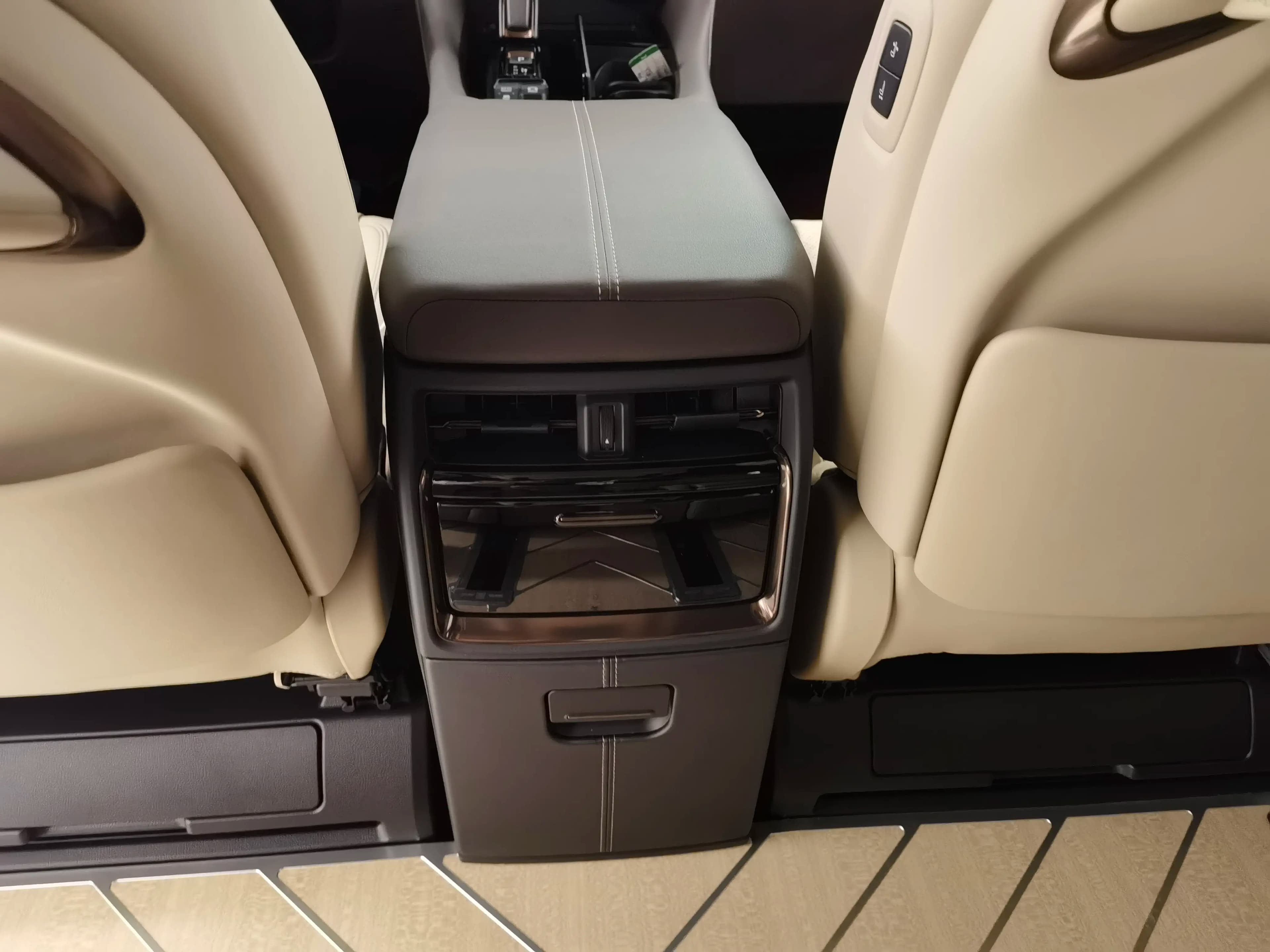Toyota Alphard 2025 г. 21234 км. — фото 10