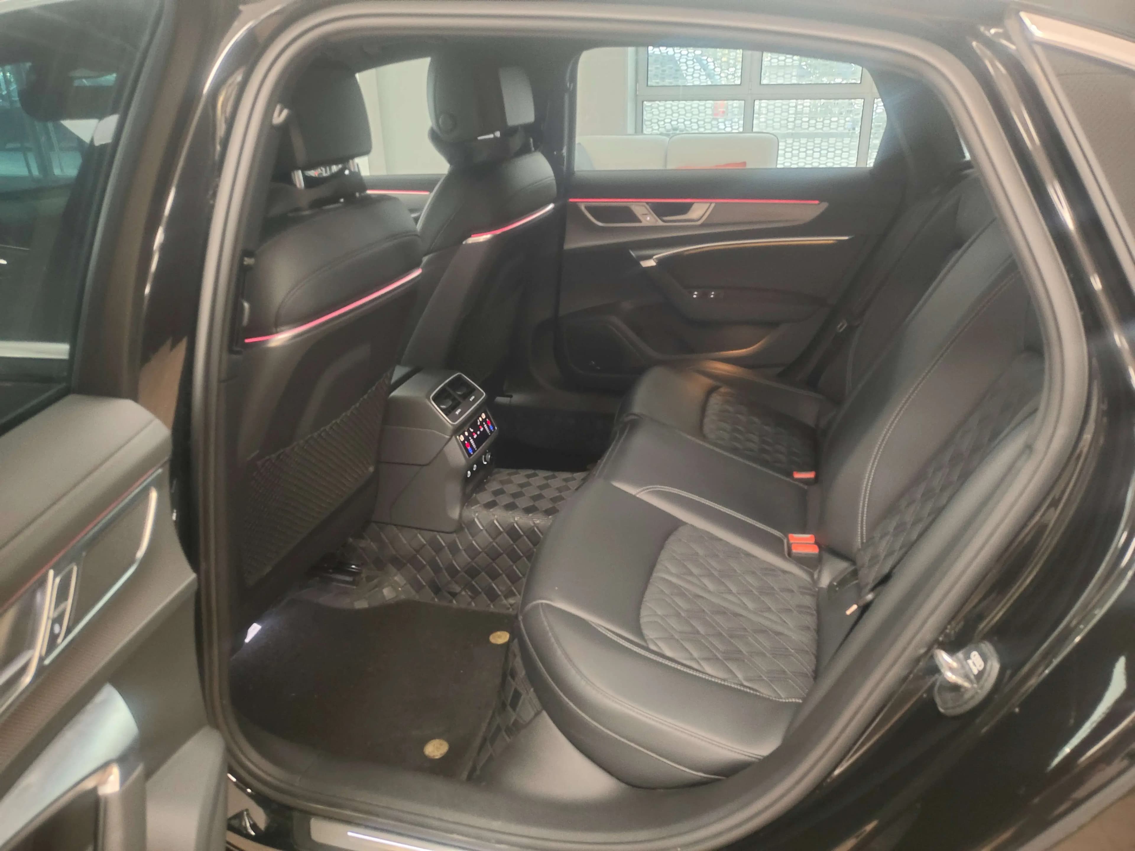 Audi A6L 2025 г. 13000 км. — фото 16
