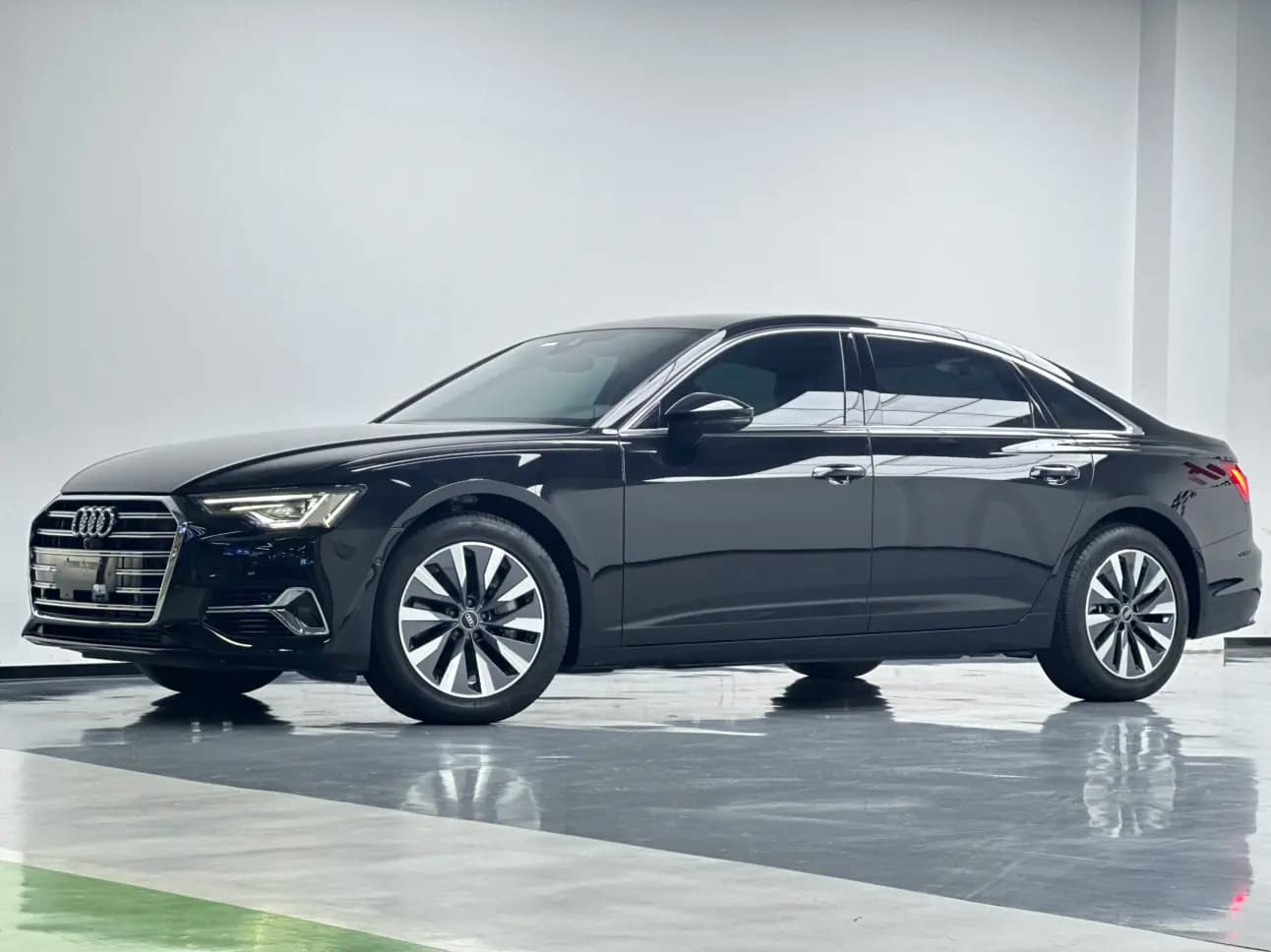 Audi A6L 2024 г. 6000 км.
