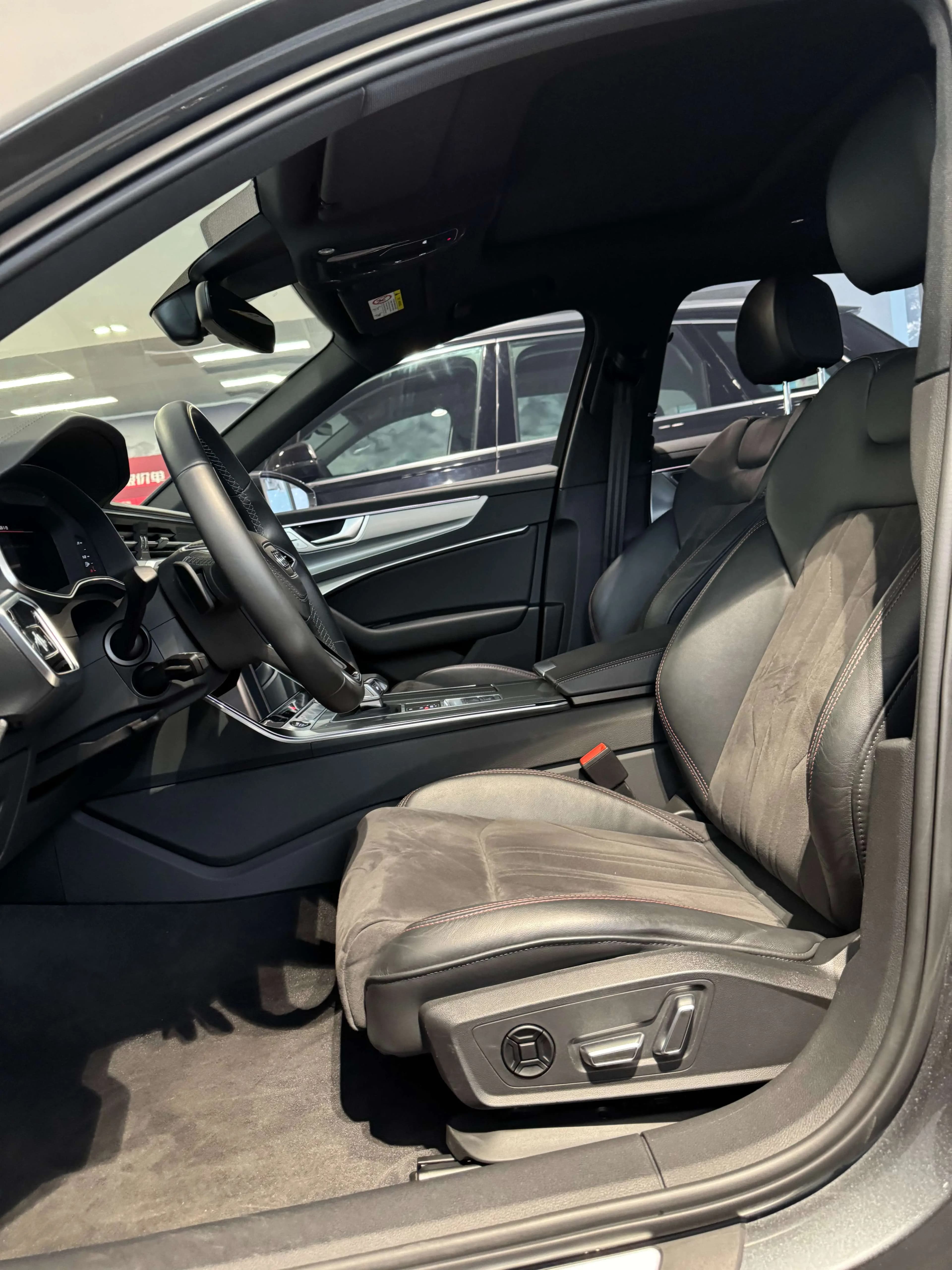 Audi A6L 2025 г. 10000 км. — фото 12
