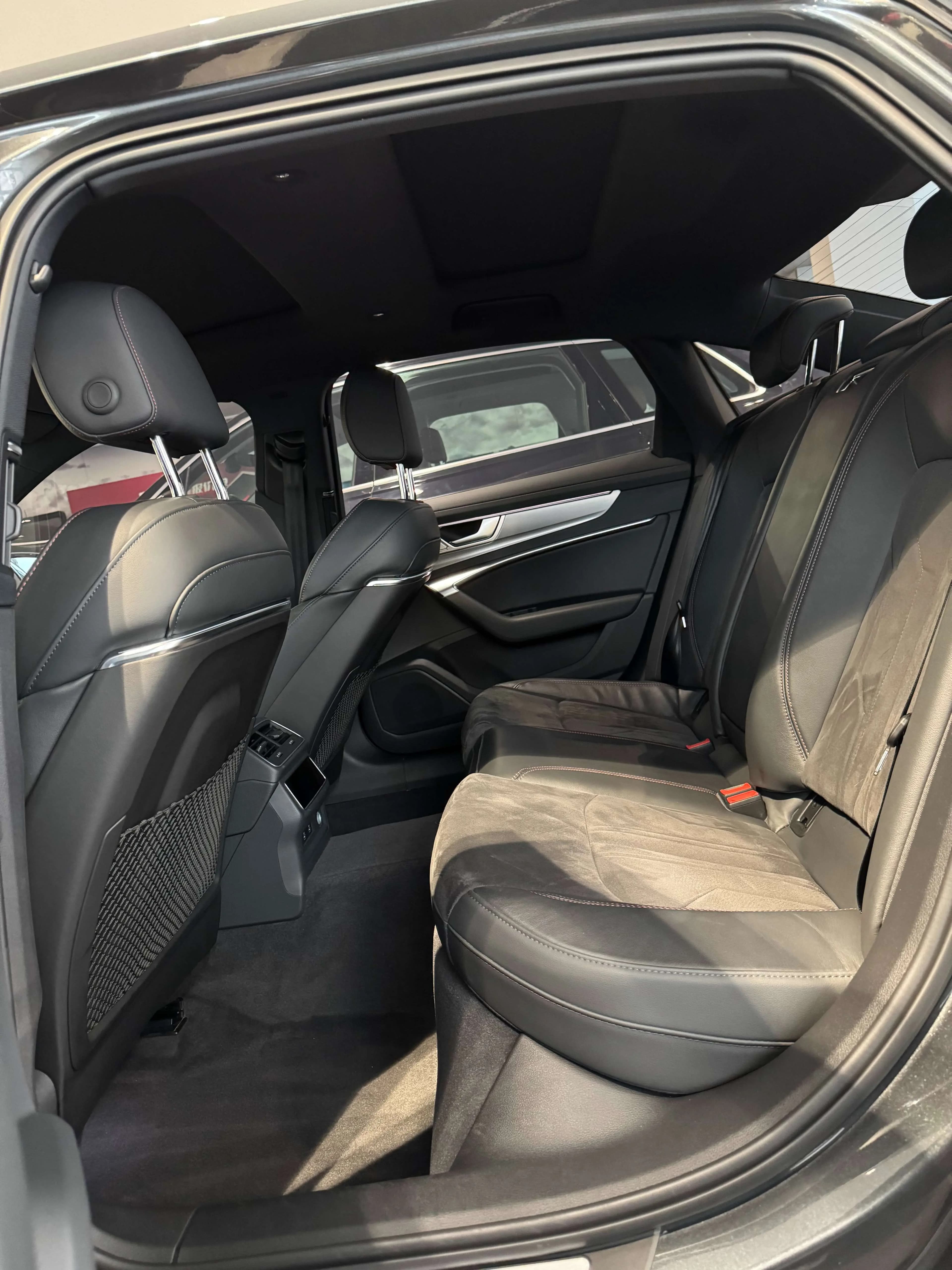 Audi A6L 2025 г. 10000 км. — фото 13