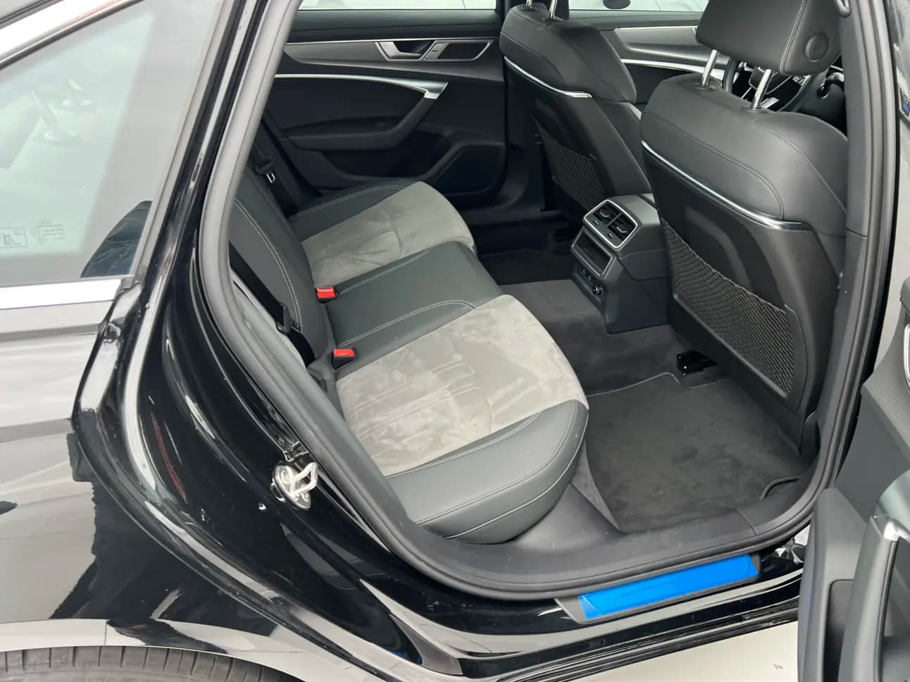 Audi A6L 2025 г. 30000 км. — фото 11