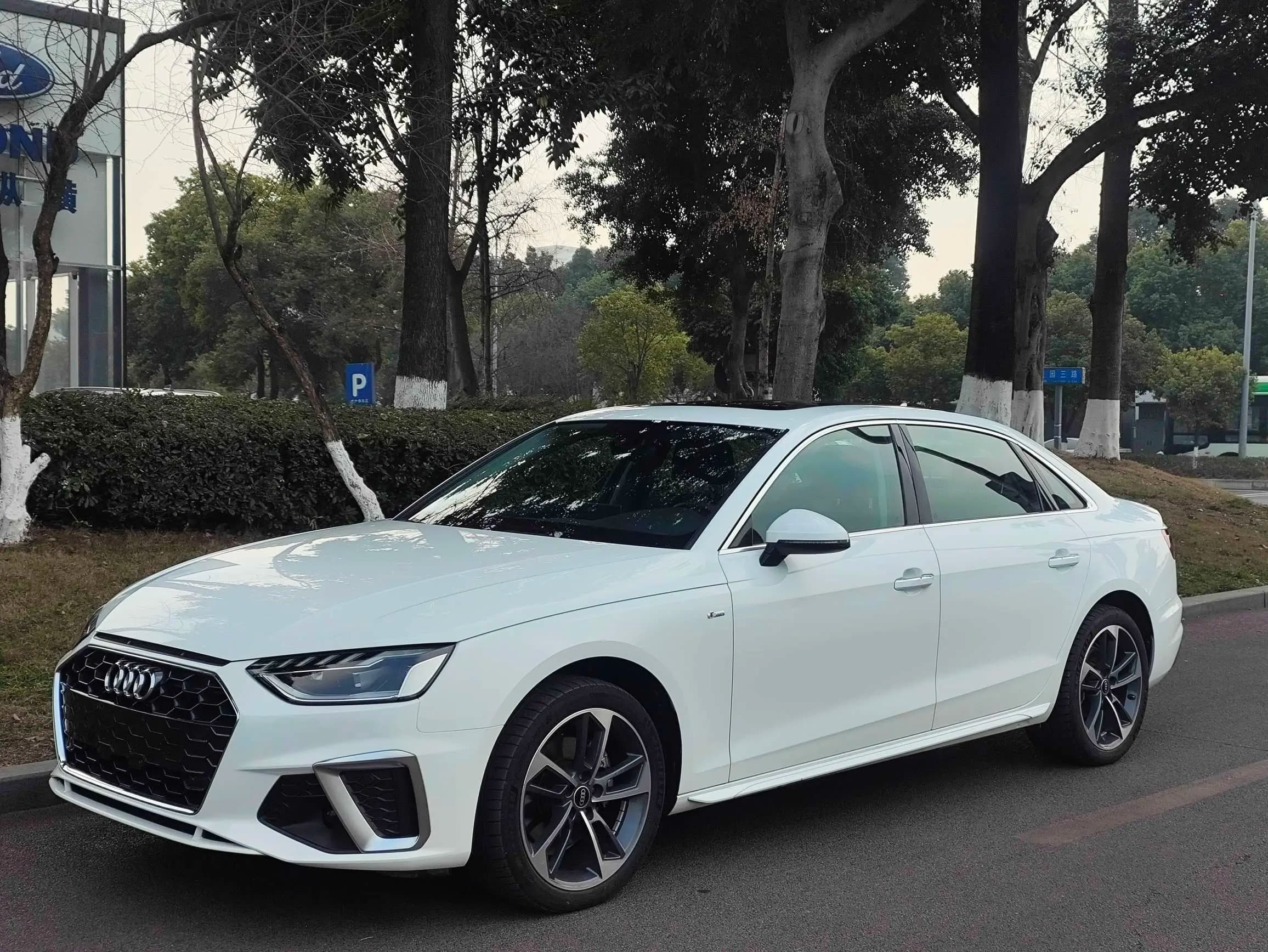 Audi A4L 2023 г. 30035 км.