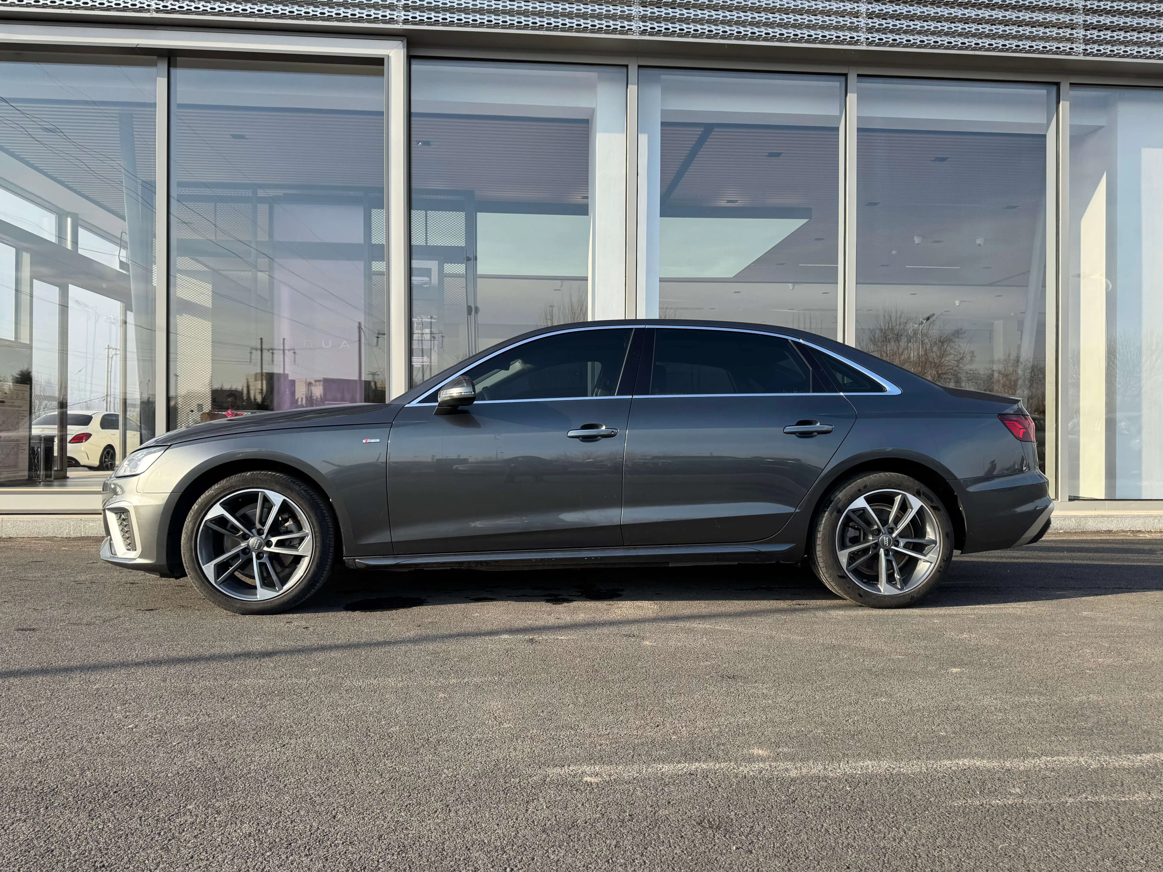 Audi A4L 2021 г. 106849 км. — фото 3