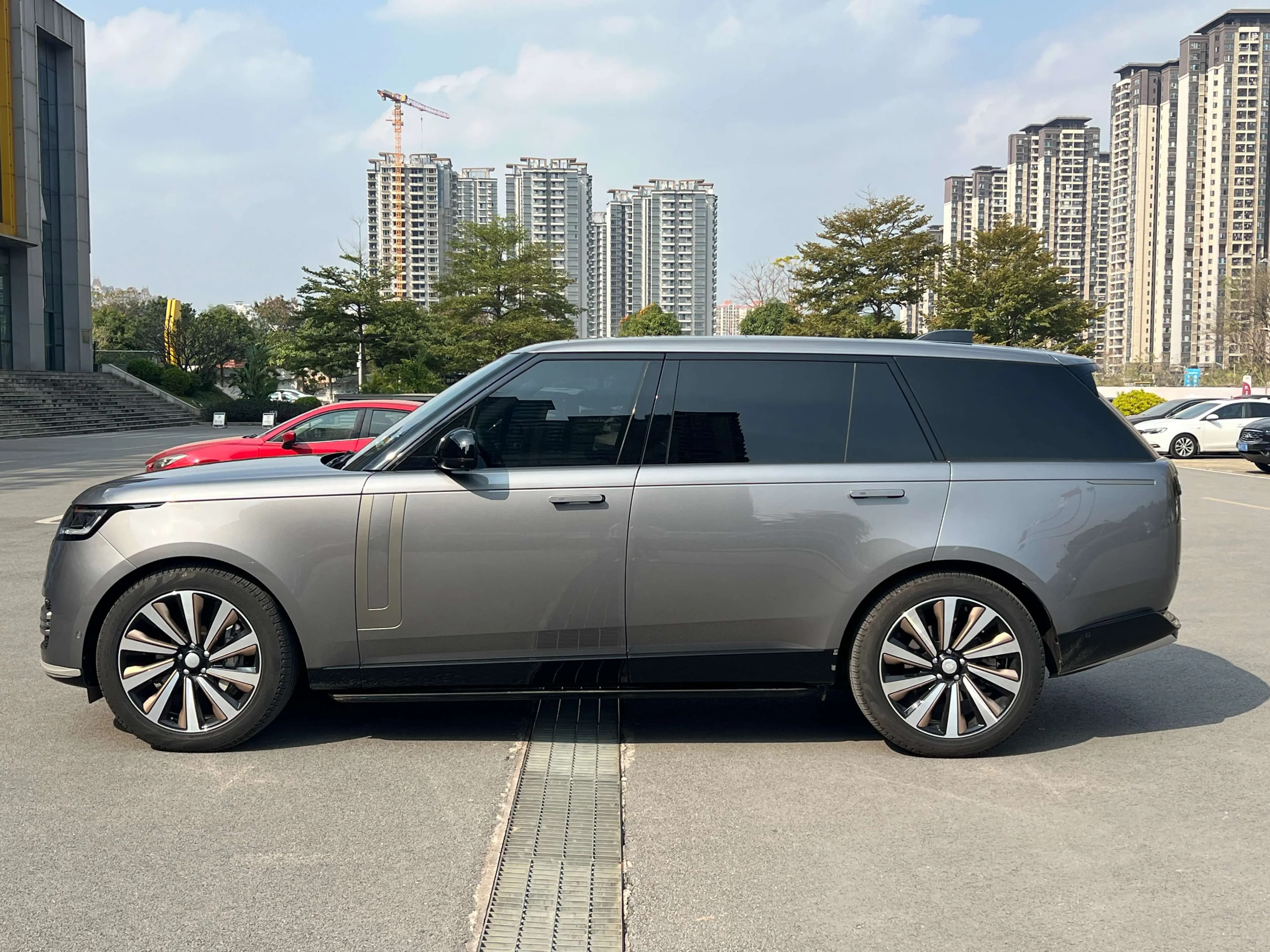 Land Rover Range rover 2023 г. 44701 км. — фото 3
