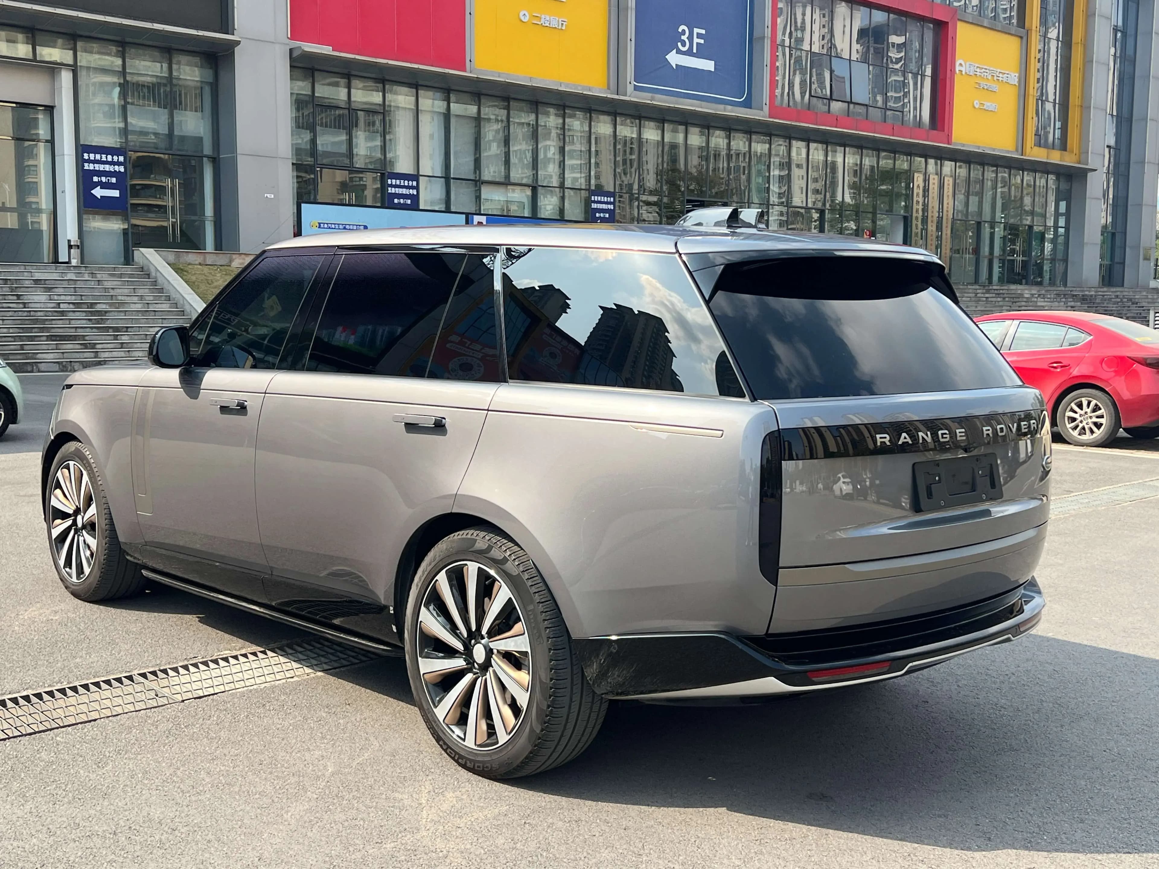 Land Rover Range rover 2023 г. 44701 км. — фото 4