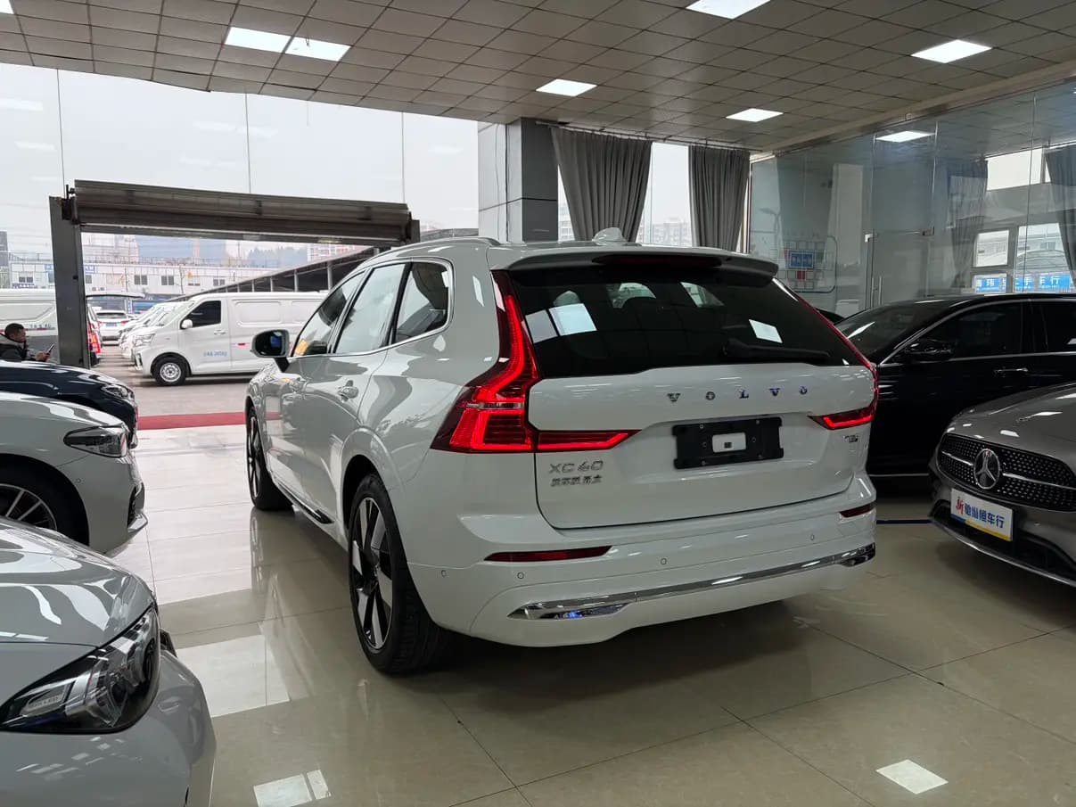 Volvo XC60 PHEV 2024 г. 12149 км. — фото 4