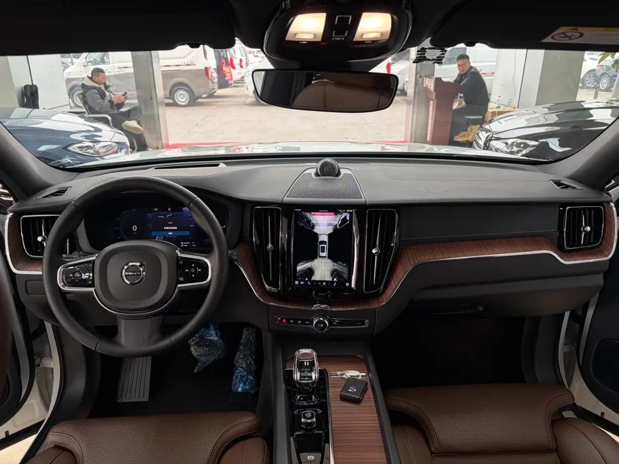 Volvo XC60 PHEV 2024 г. 12149 км. — фото 7