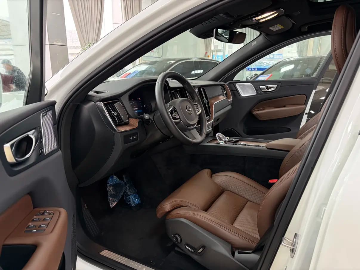 Volvo XC60 PHEV 2024 г. 12149 км. — фото 8