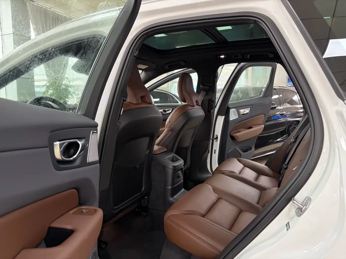 Volvo XC60 PHEV 2024 г. 12149 км. — фото 9
