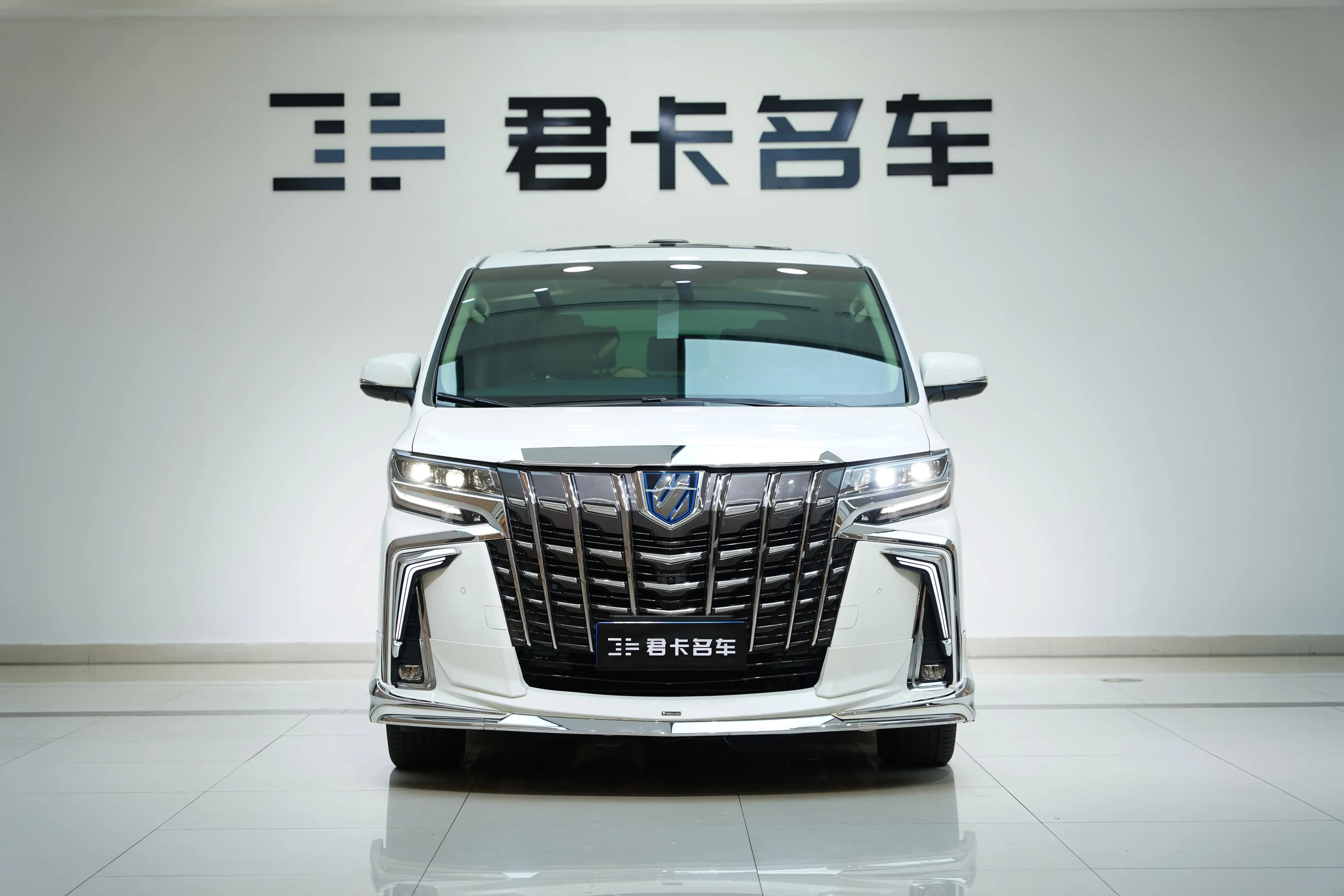 Toyota Alphard 2023 г. 58132 км. — фото 2