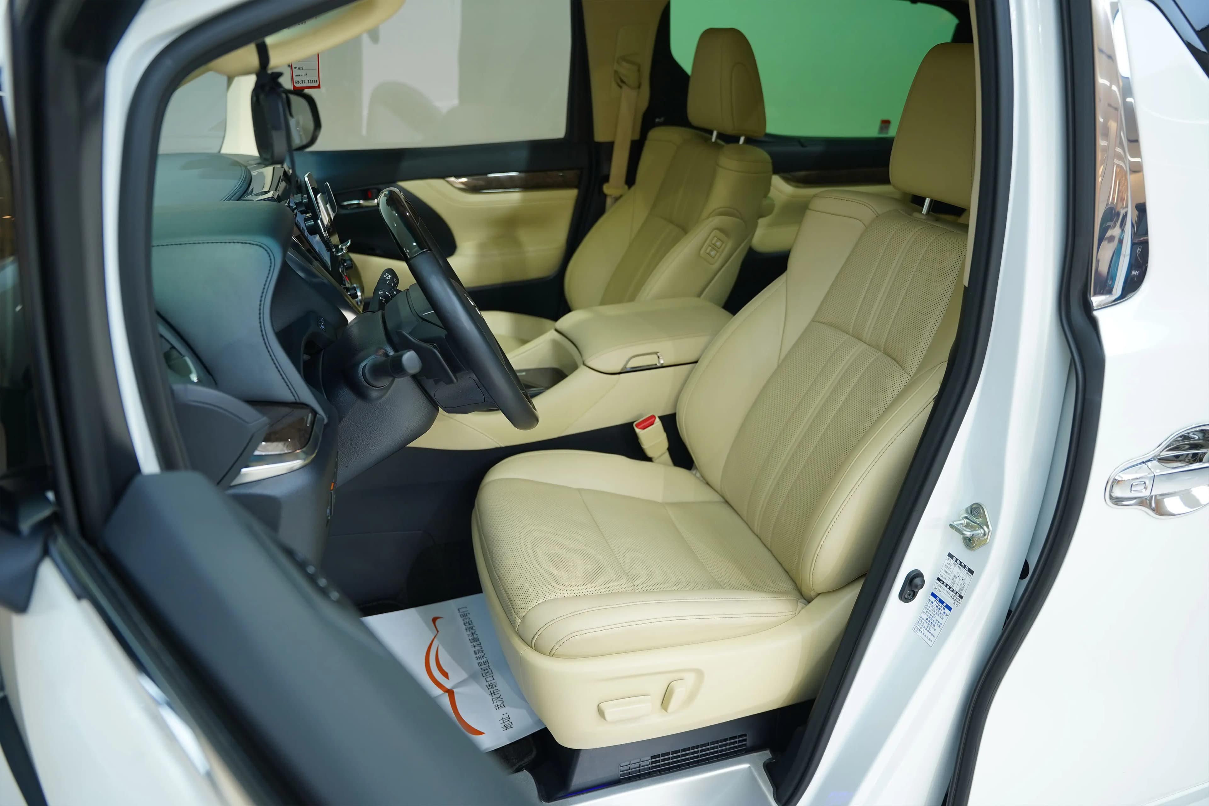 Toyota Alphard 2023 г. 58132 км. — фото 17