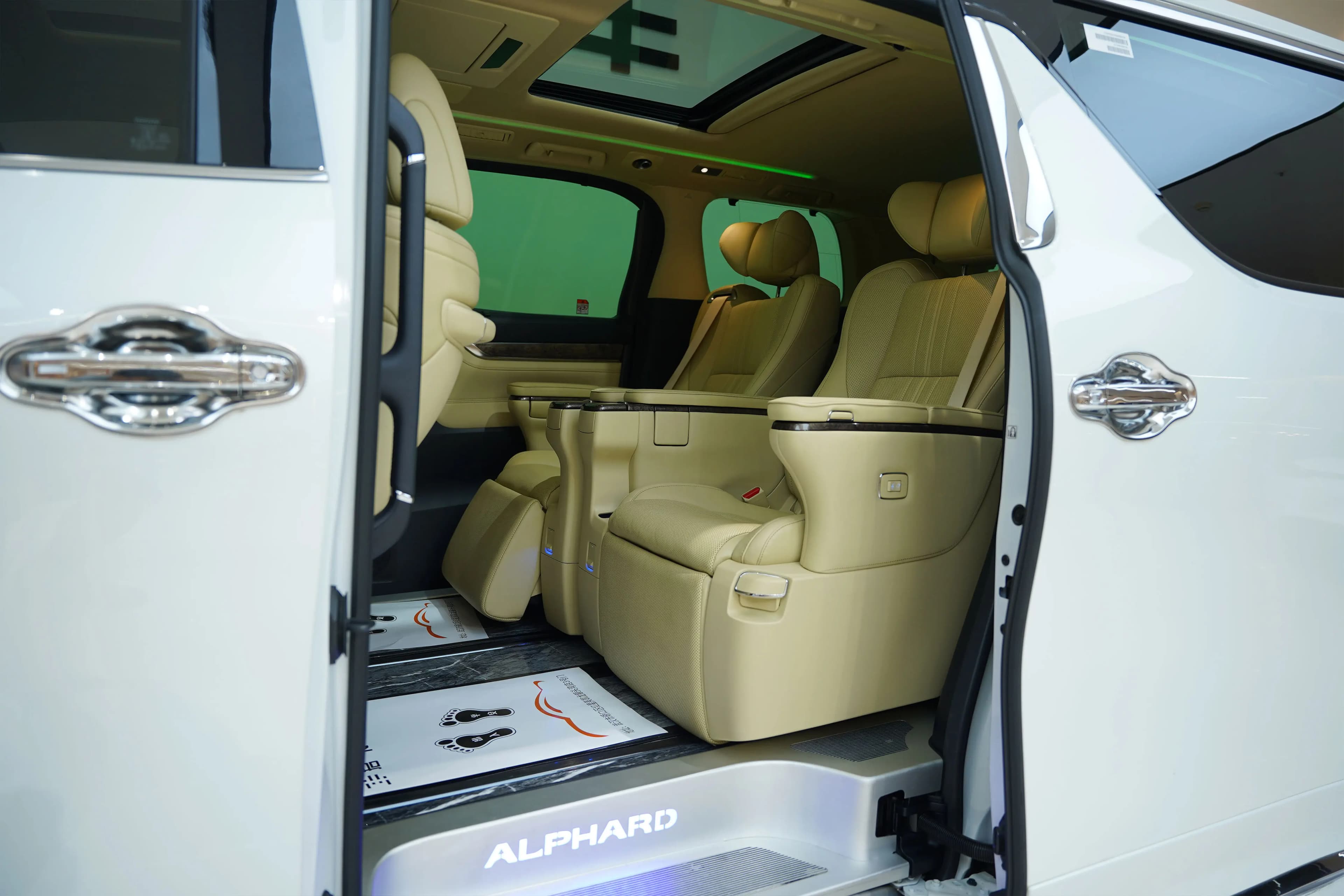 Toyota Alphard 2023 г. 58132 км. — фото 21