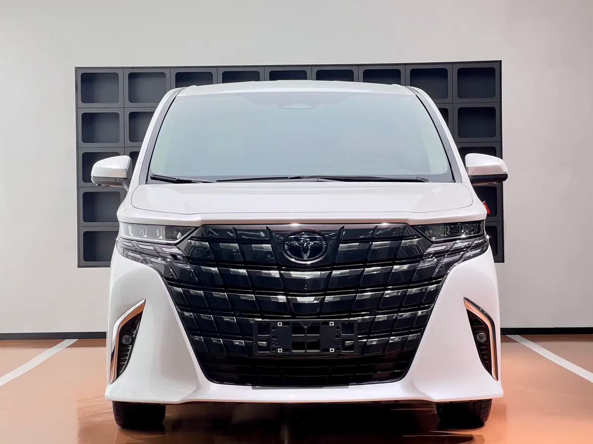 Toyota Alphard 2024 г. 21133 км. — фото 2