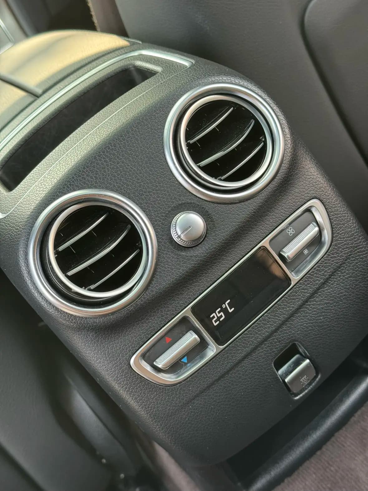 Mercedes-Benz GLC 2023 г. 70025 км. — фото 6