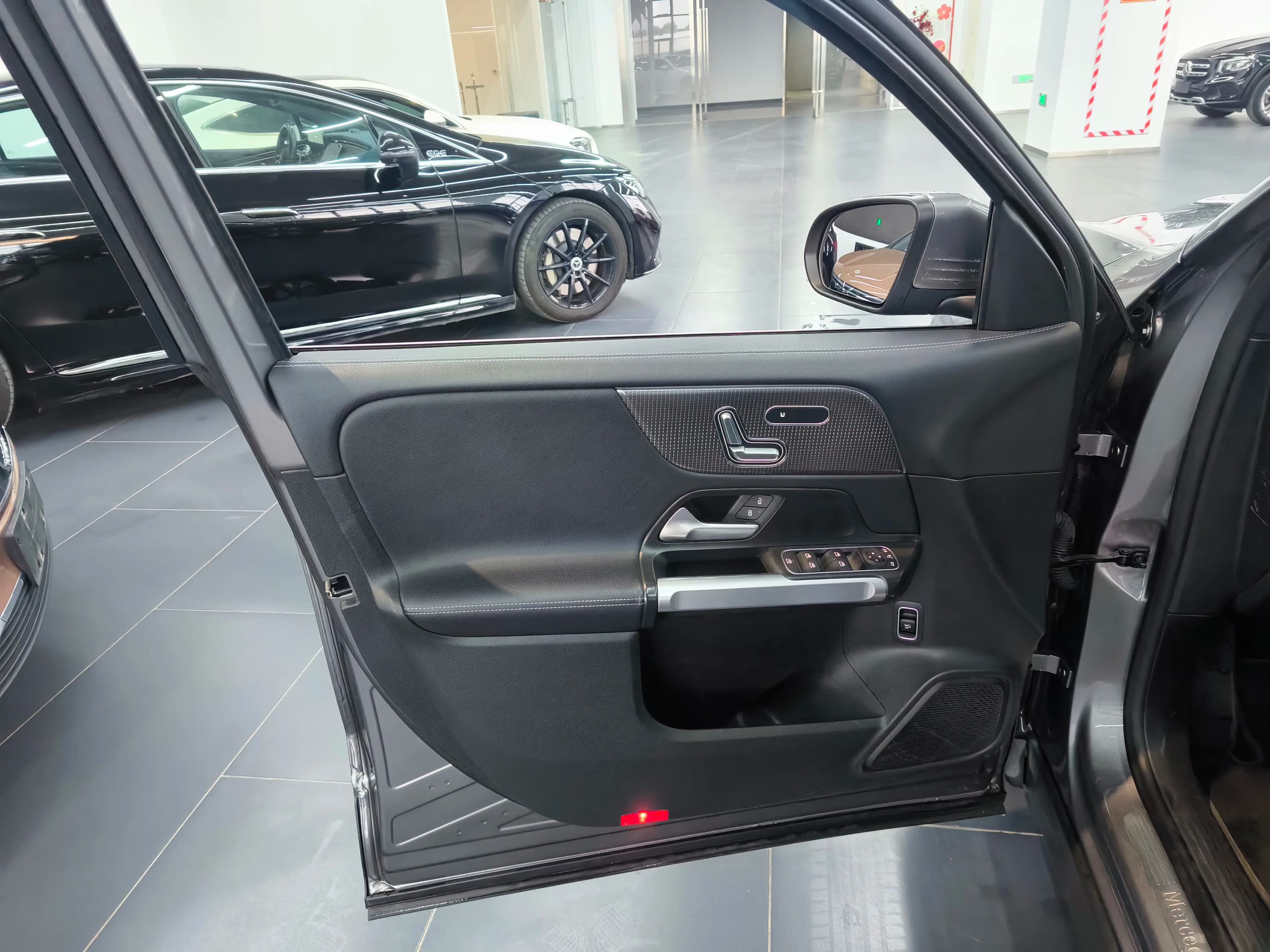 Mercedes-Benz EQB 2023 г. 62742 км. — фото 12