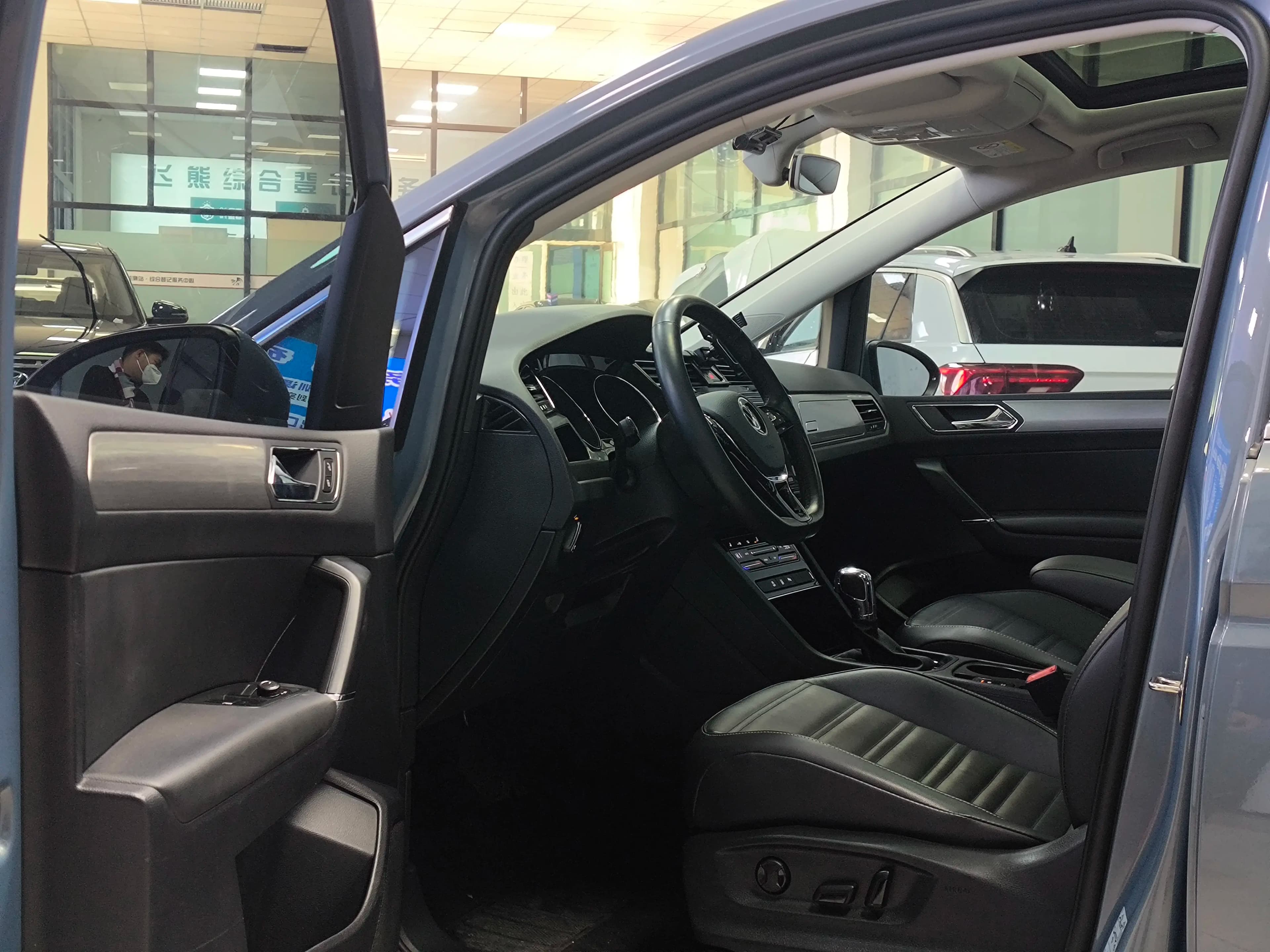 Volkswagen Touran L 2021 г. 35379 км. — фото 20