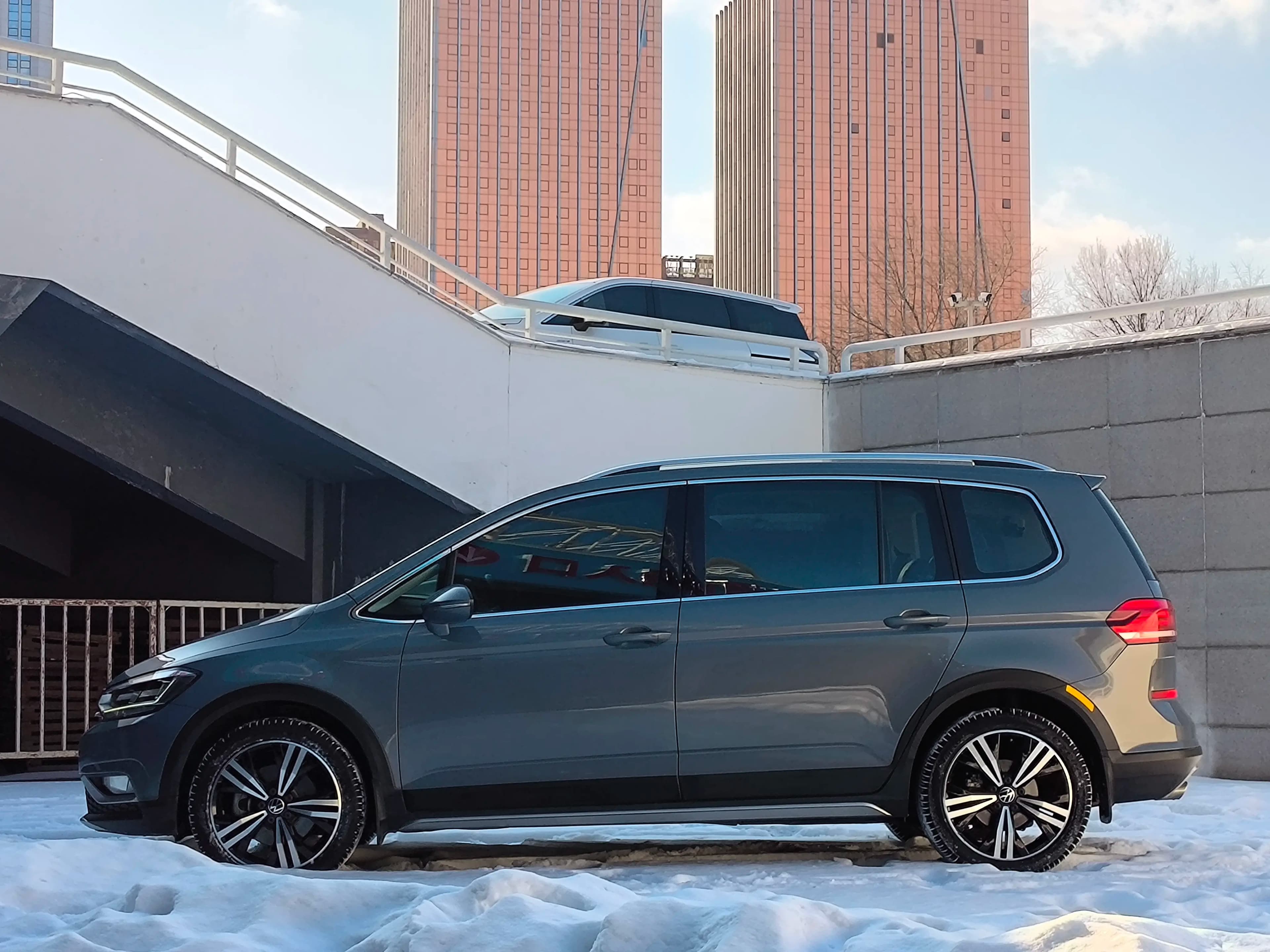 Volkswagen Touran L 2021 г. 35379 км. — фото 4