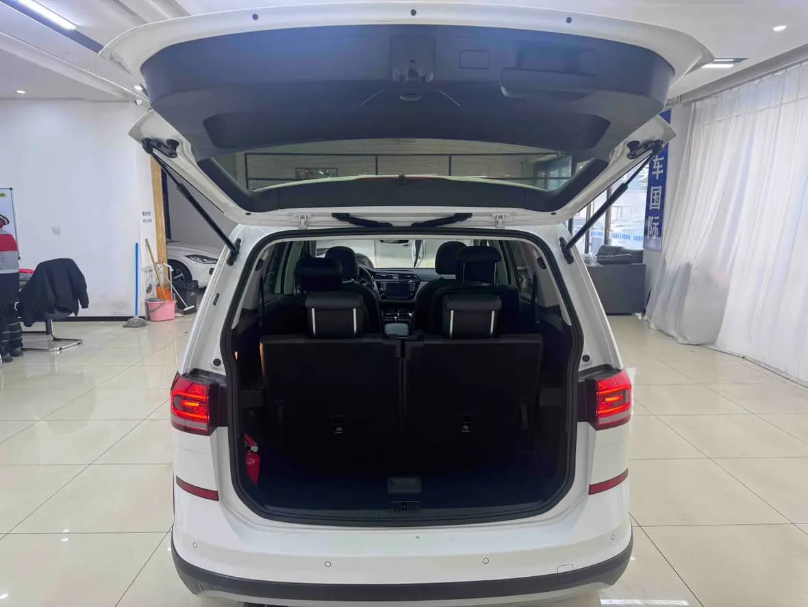 Volkswagen Touran L 2021 г. 40080 км. — фото 16