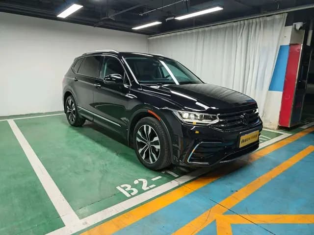 Volkswagen Tiguan L 2023 г. 41740 км. — фото 2