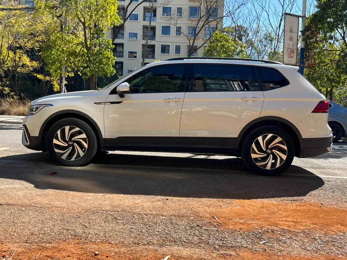 Volkswagen Tiguan L 2022 г. 65044 км. — фото 4