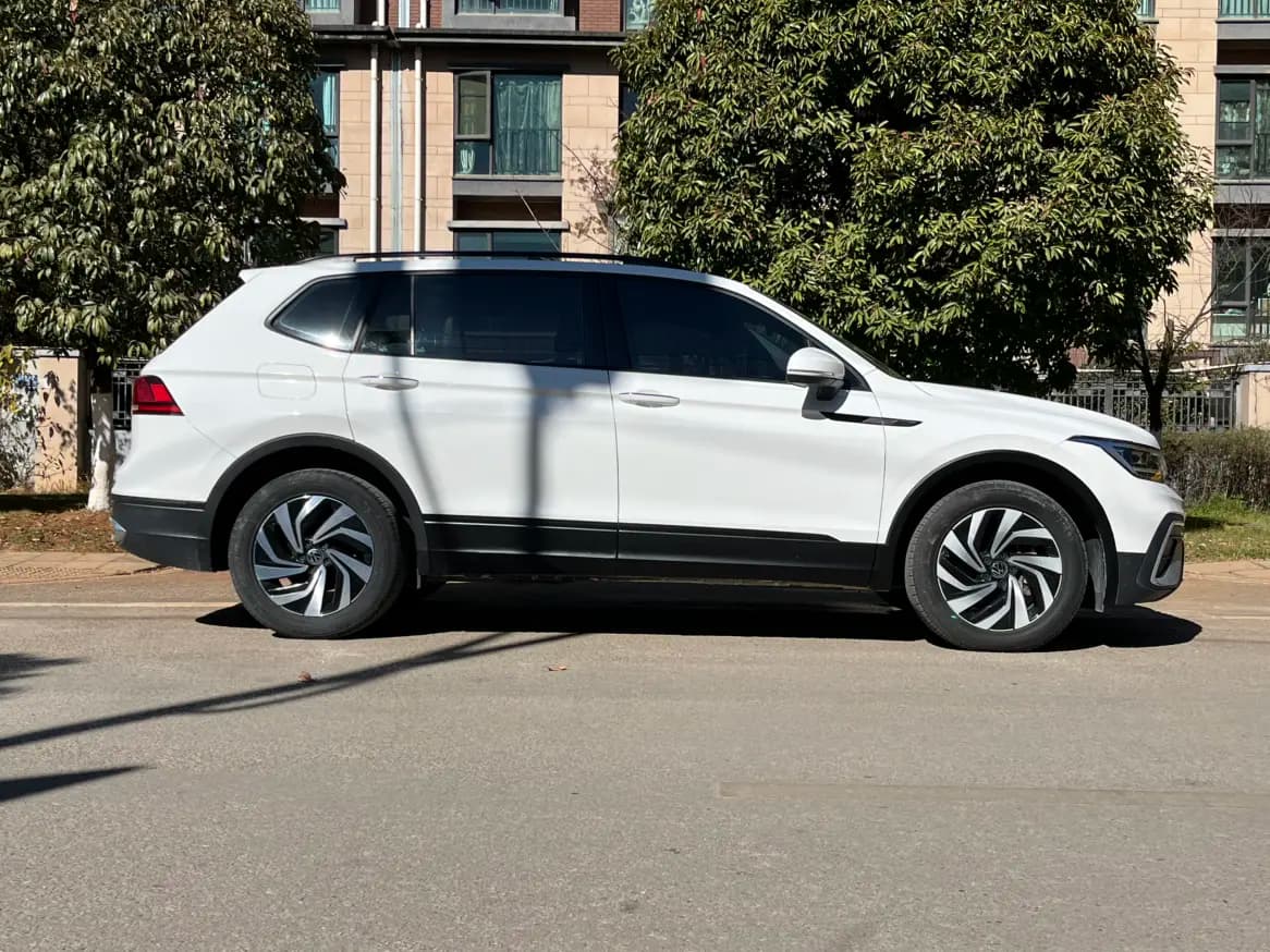 Volkswagen Tiguan L 2022 г. 65044 км. — фото 8