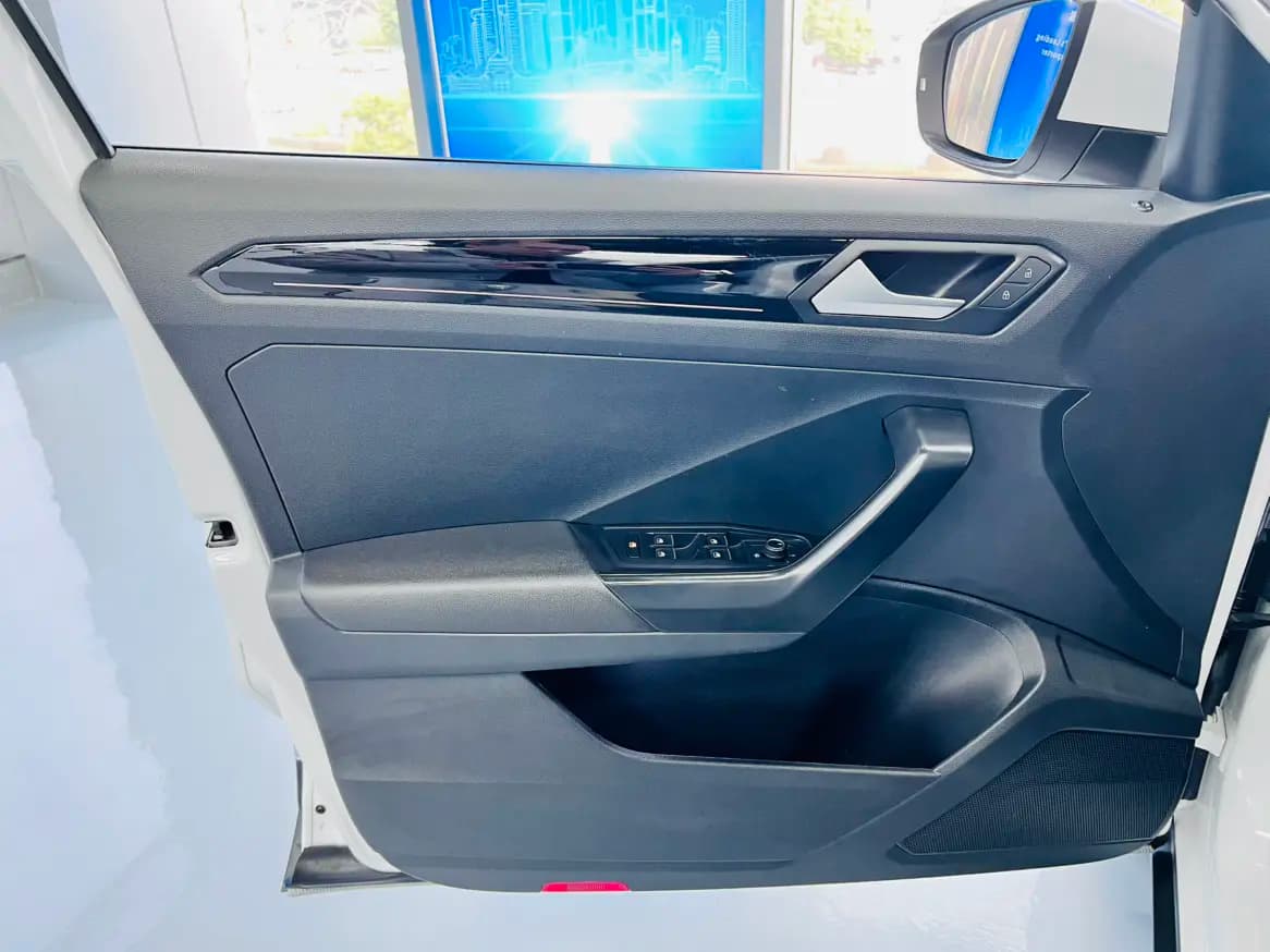 Volkswagen T-Roc 2023 г. 29005 км. — фото 7