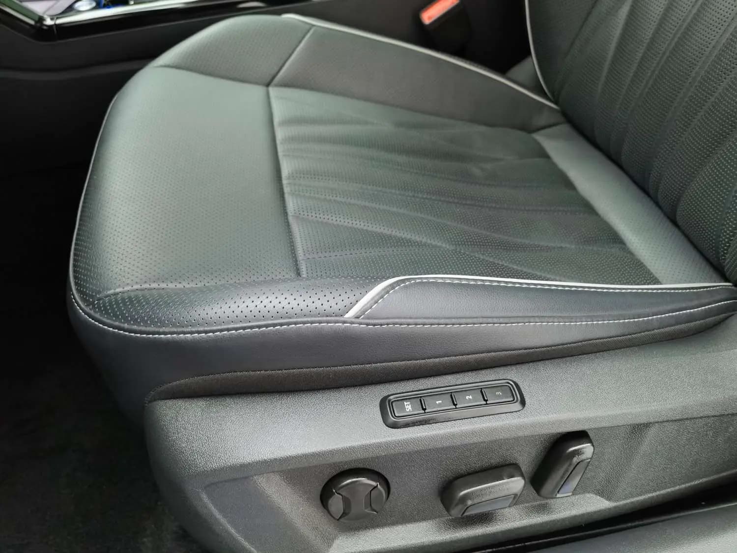 Volkswagen Passat PHEV 2023 г. 29513 км. — фото 15