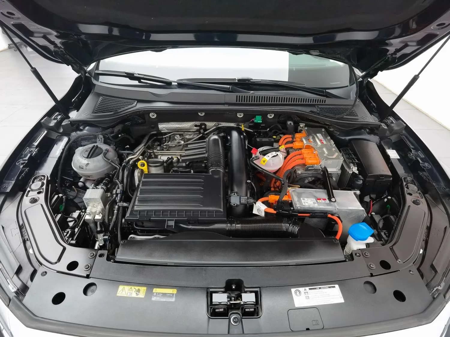 Volkswagen Passat PHEV 2023 г. 29513 км. — фото 4