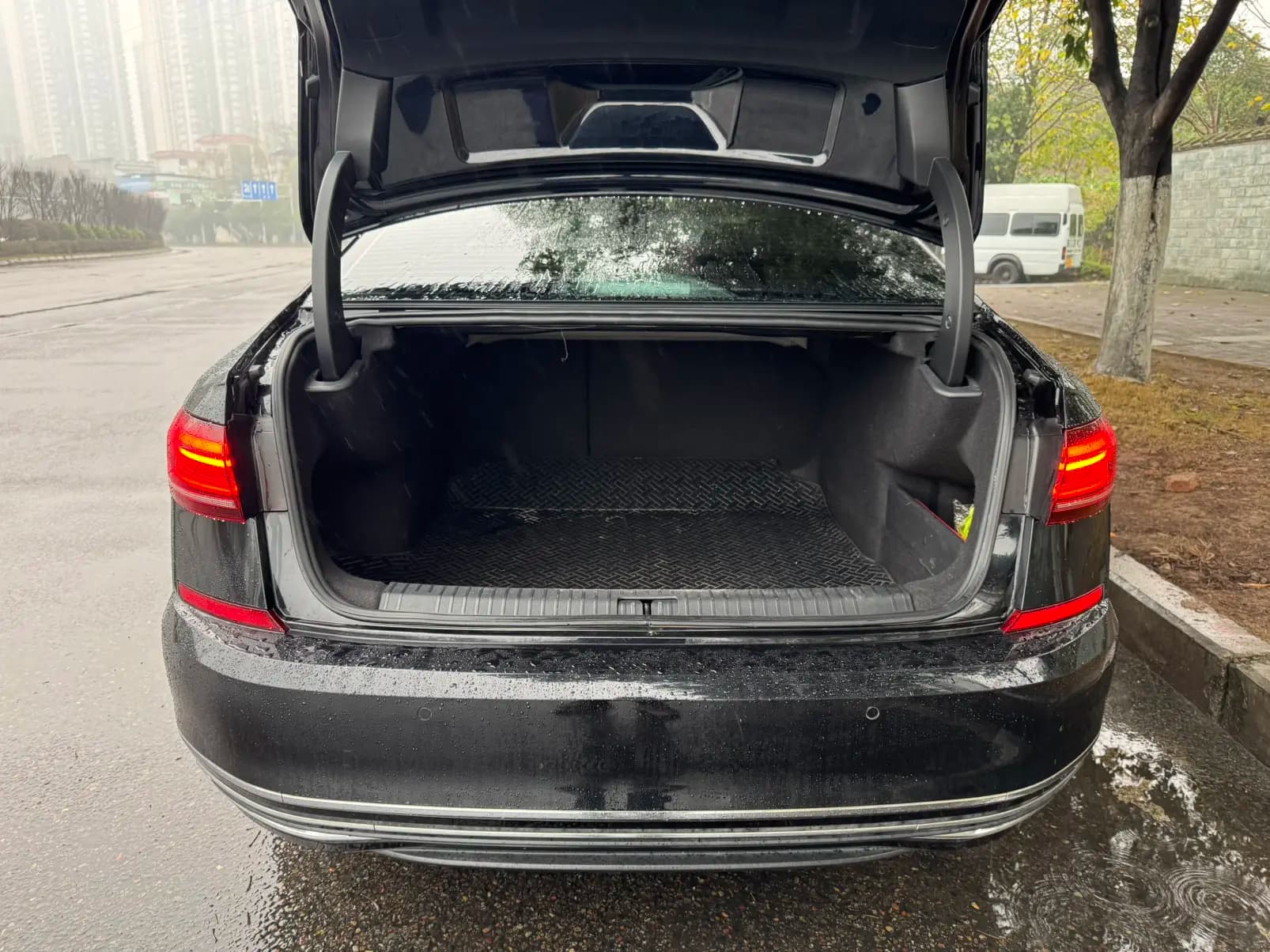 Volkswagen Passat 2023 г. 77026 км. — фото 12