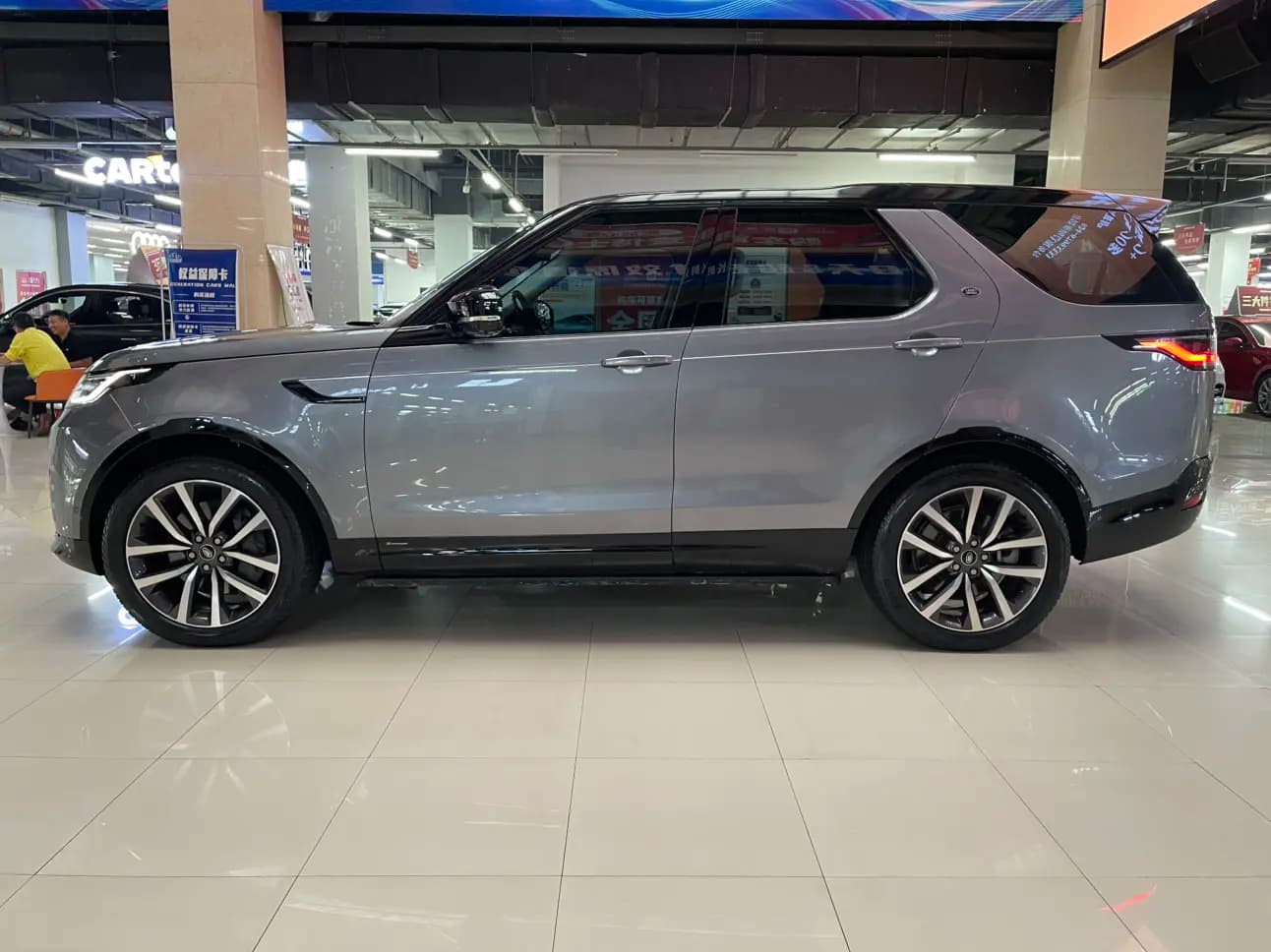 Land Rover Discovery 2021 г. 83147 км. — фото 3
