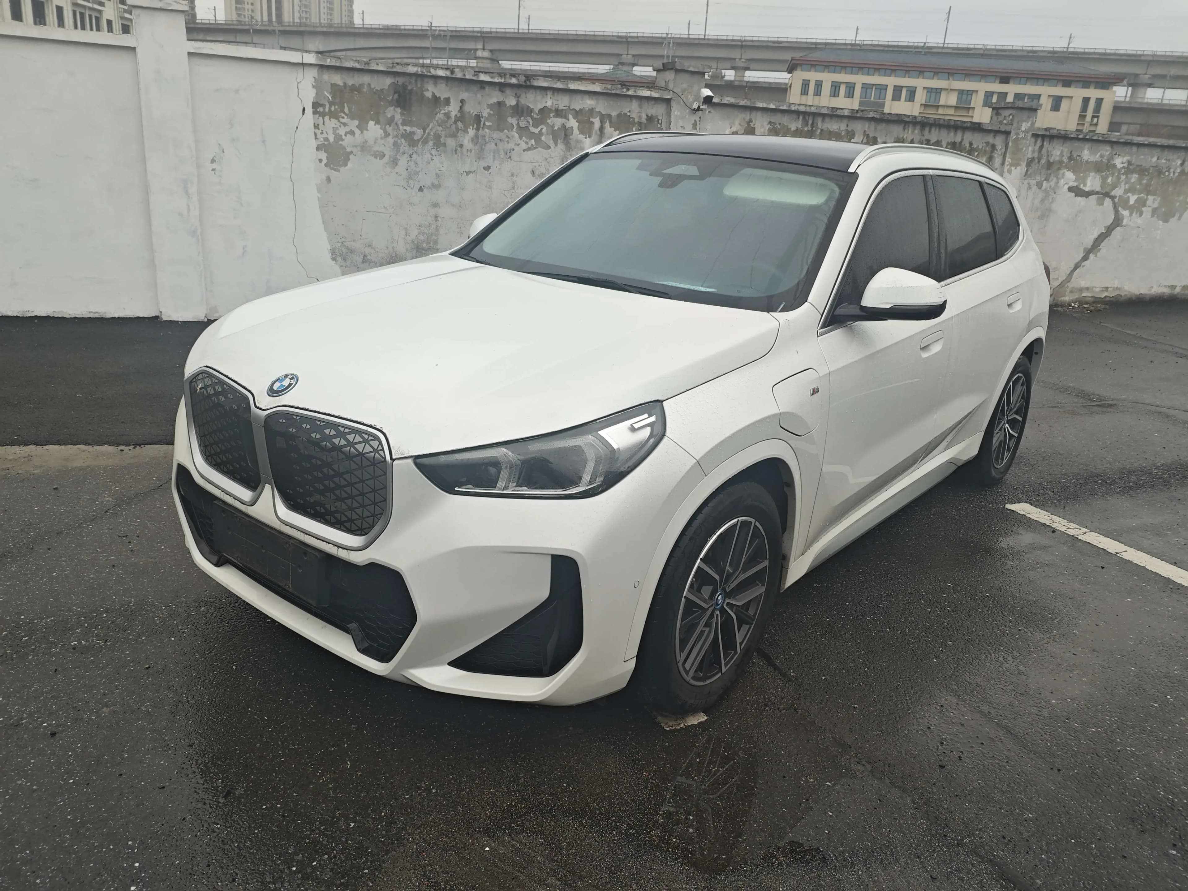 BMW iX1 2025 г. 10892 км.