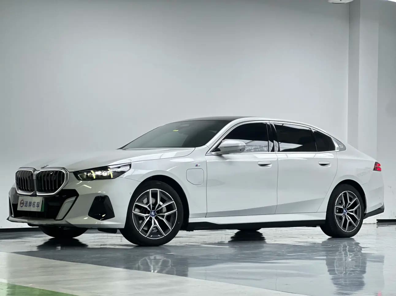 BMW i5 2025 г. 15069 км.