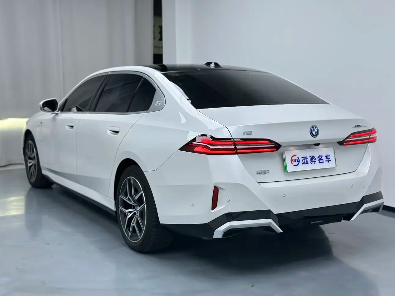 BMW i5 2025 г. 15069 км. — фото 3