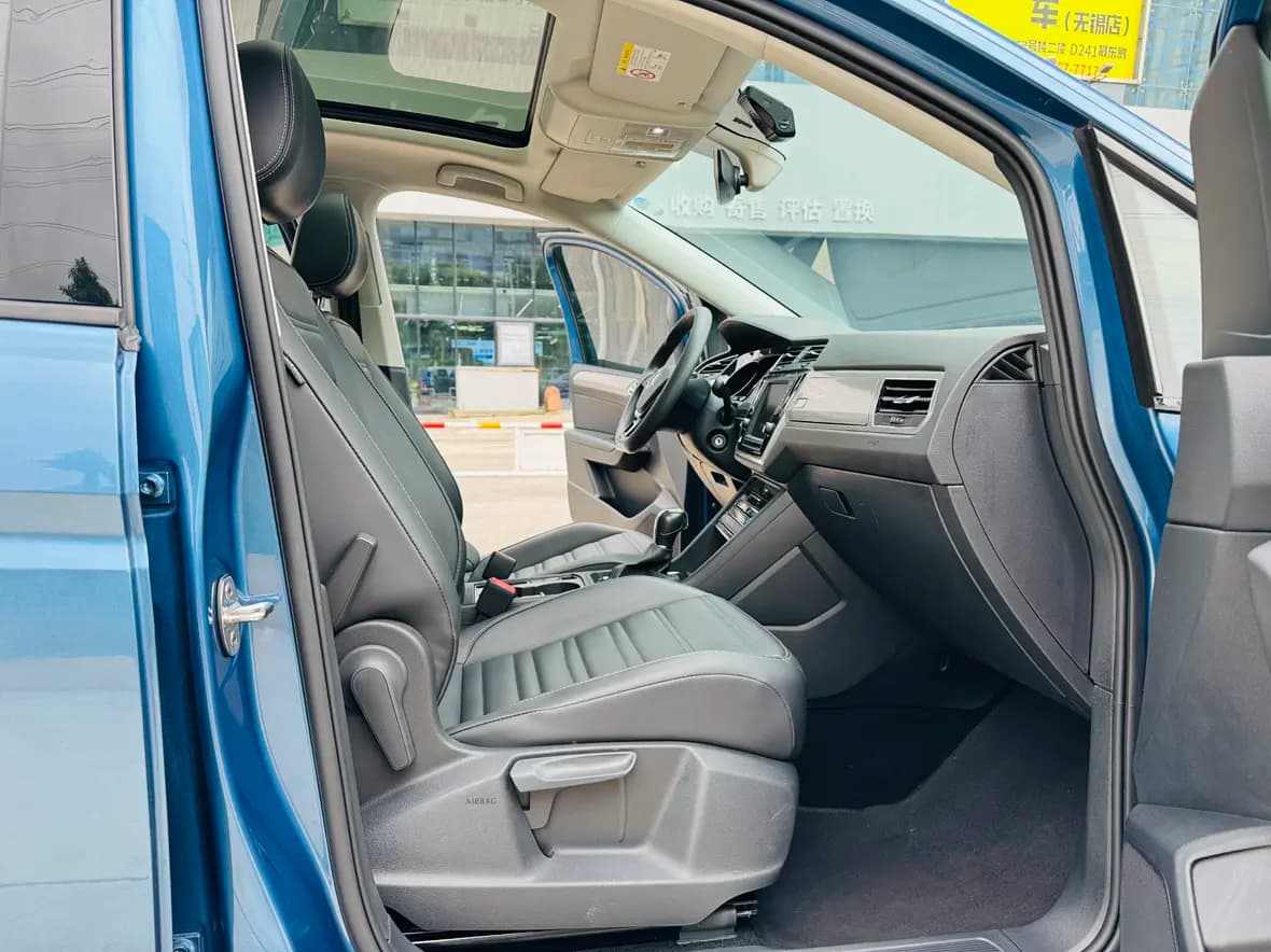 Volkswagen Touran L 2021 г. 90074 км. — фото 14