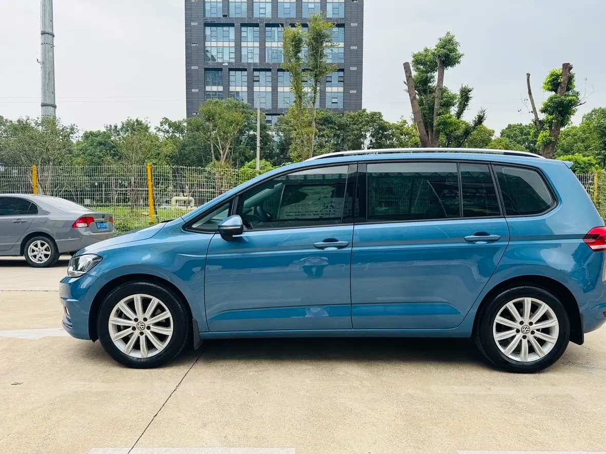 Volkswagen Touran L 2021 г. 90074 км. — фото 4