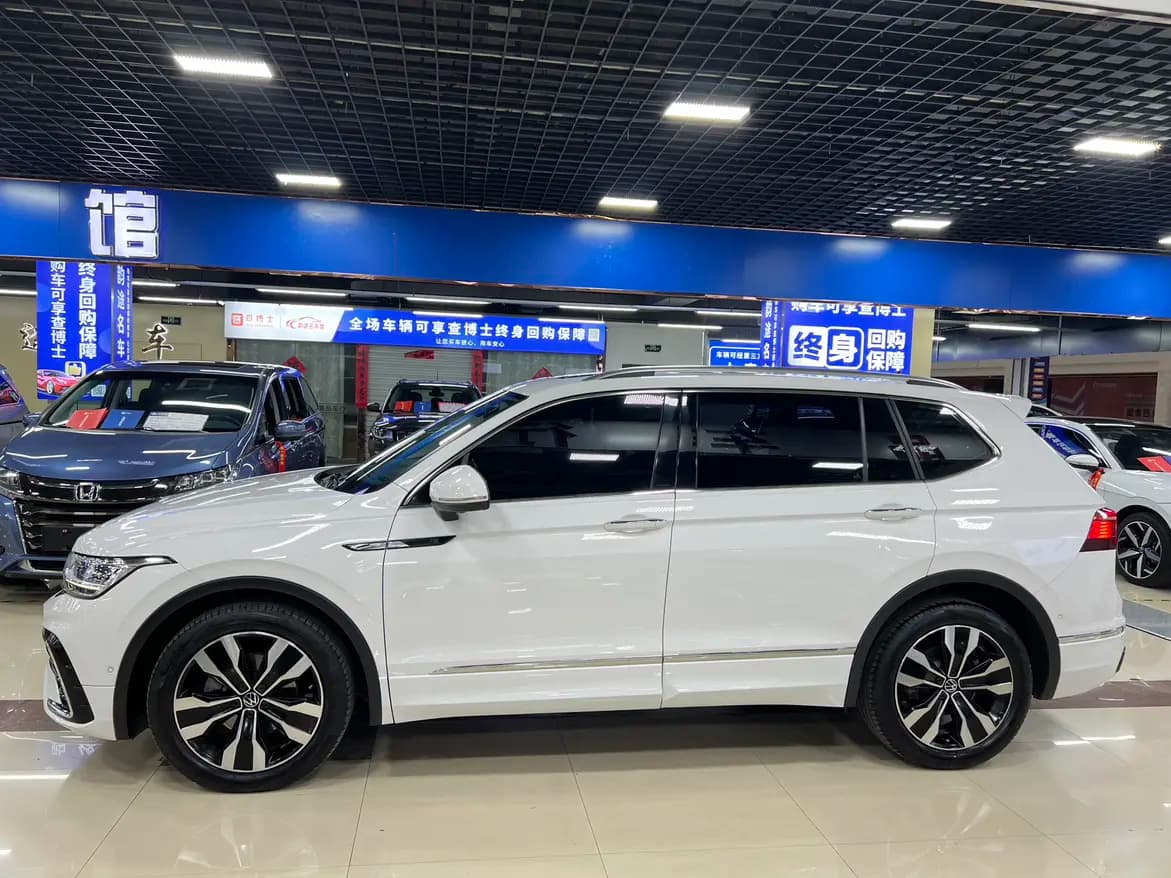 Volkswagen Tiguan L 2021 г. 74036 км. — фото 4